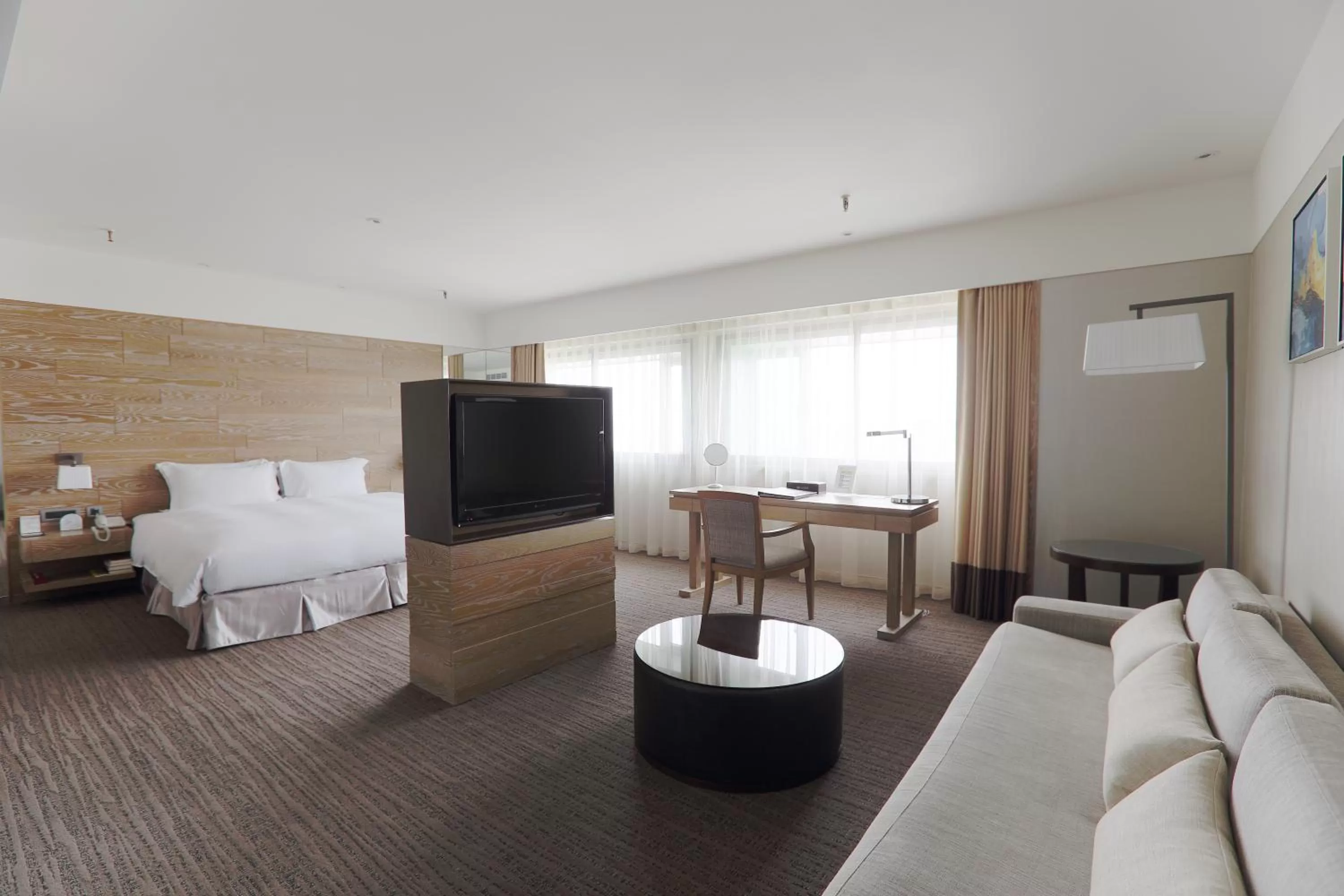 Communal lounge/ TV room, Bed in Santos Hotel