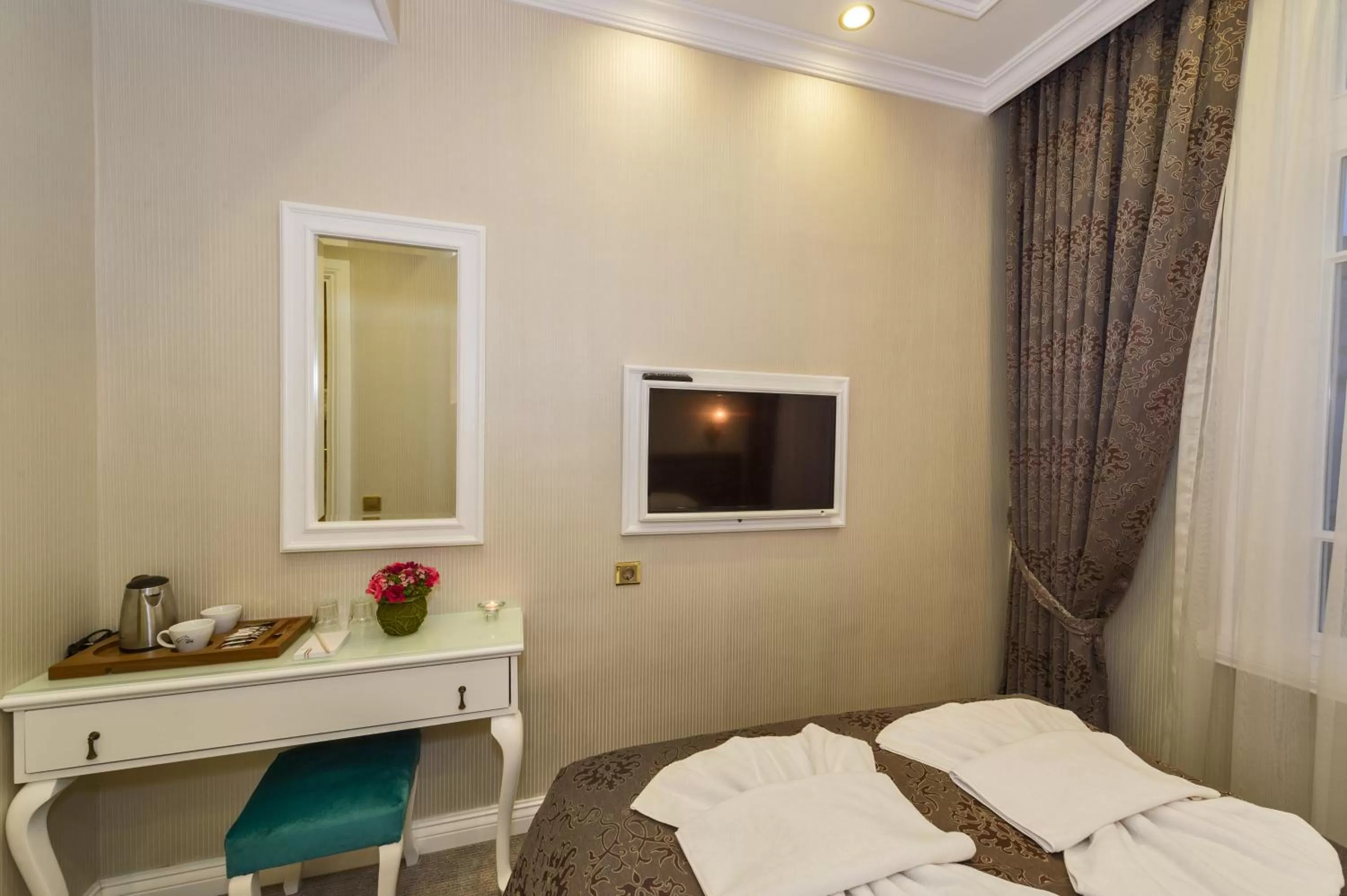 TV and multimedia, Bed in Alpek Hotel