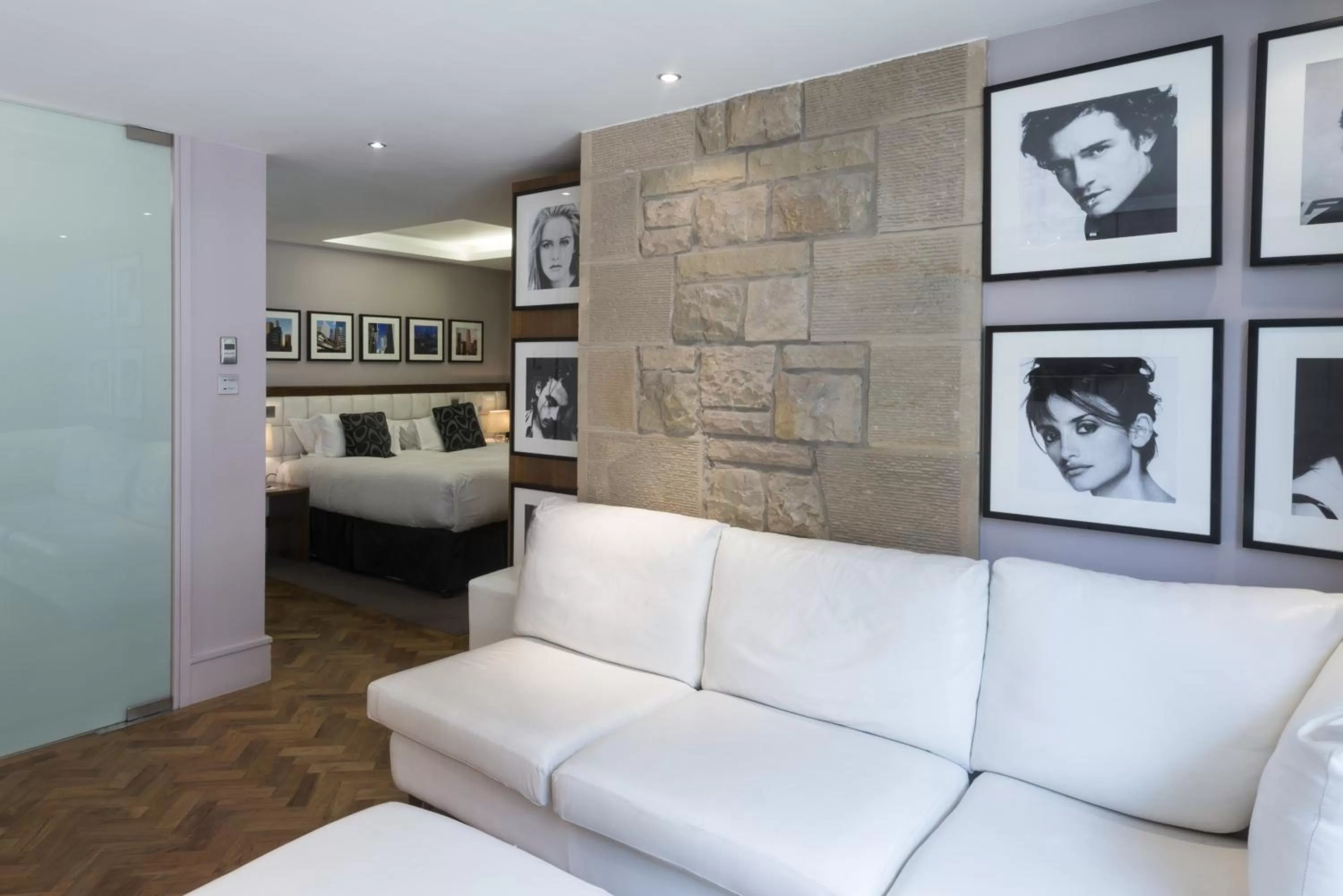 Photo of the whole room, Bed in Le Monde Hotel