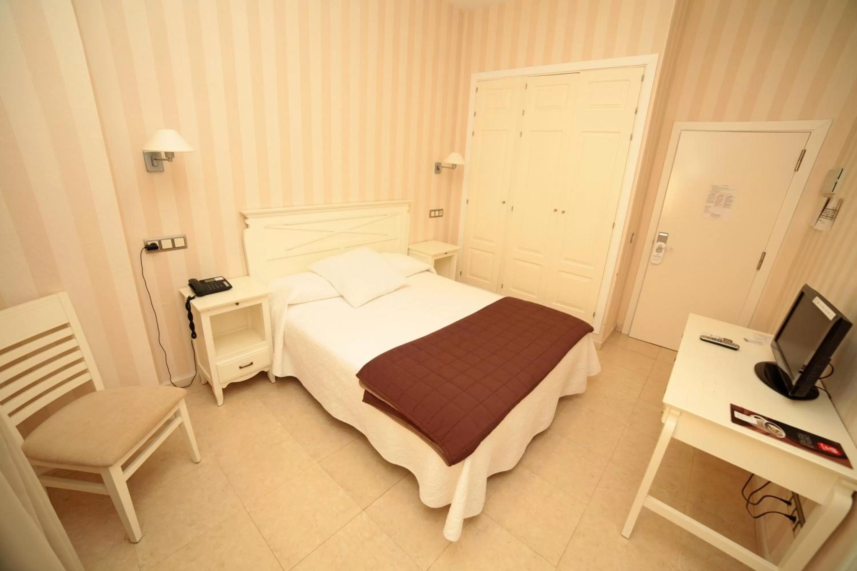 Photo of the whole room, Bed in Convento Tarifa