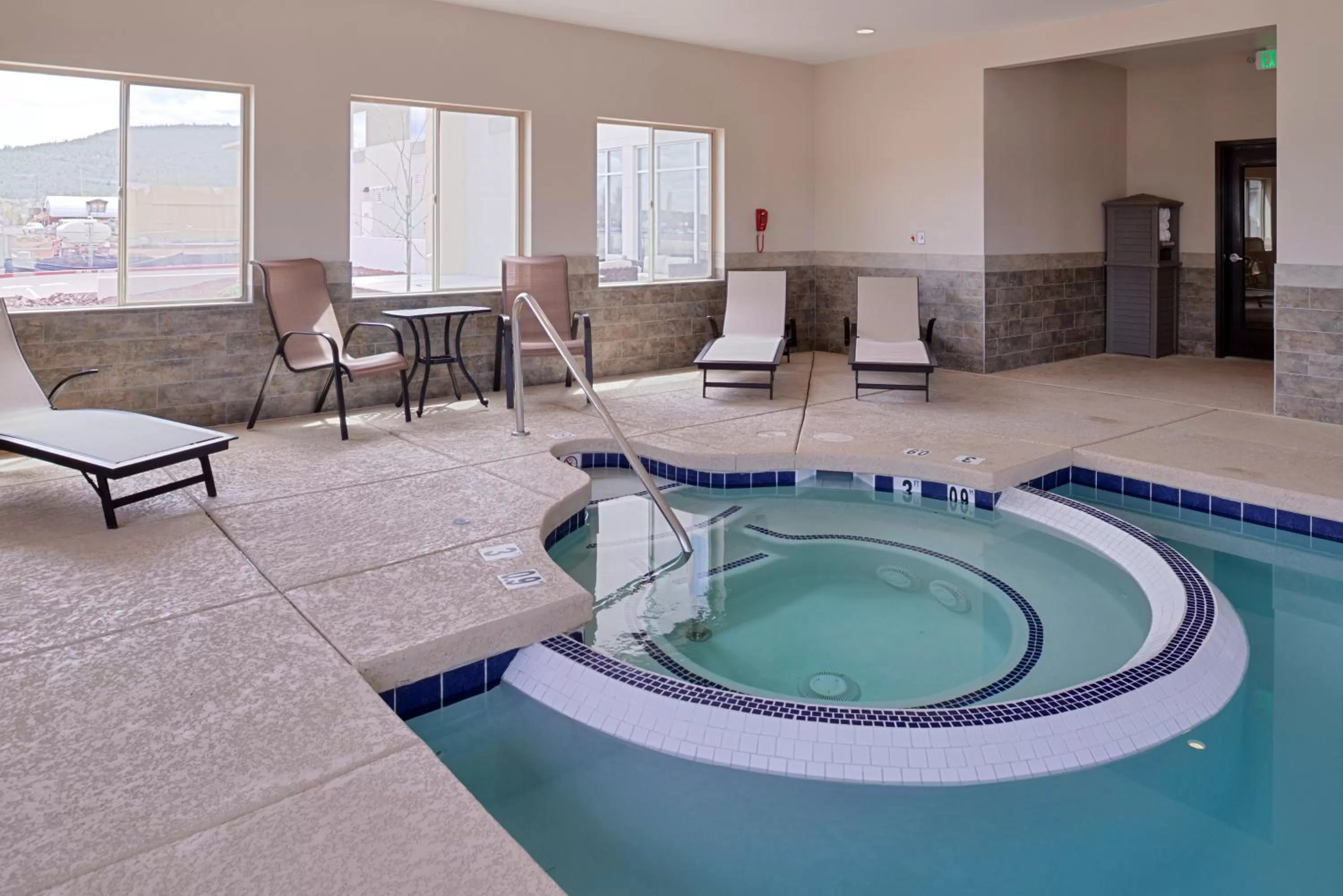 Swimming pool in Holiday Inn Express & Suites Williams by IHG