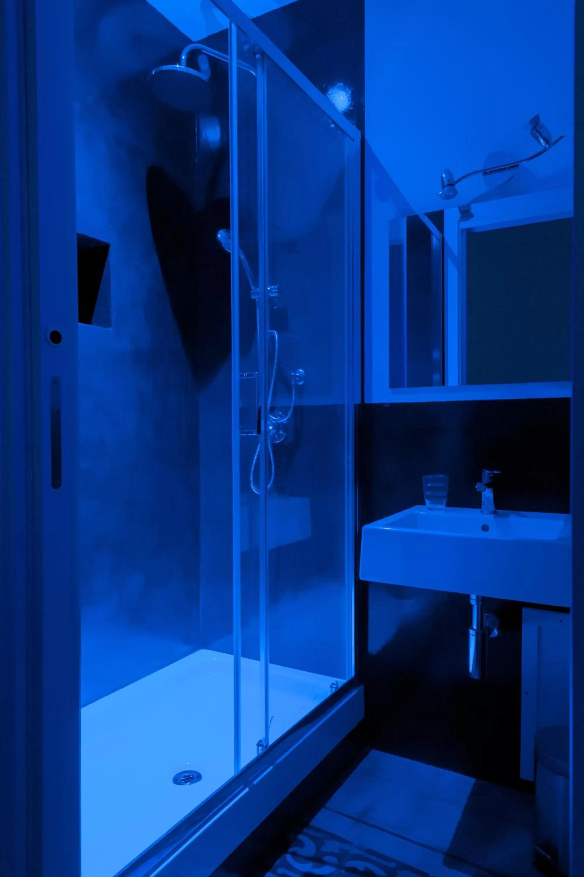 Shower in L'Opera Buffa