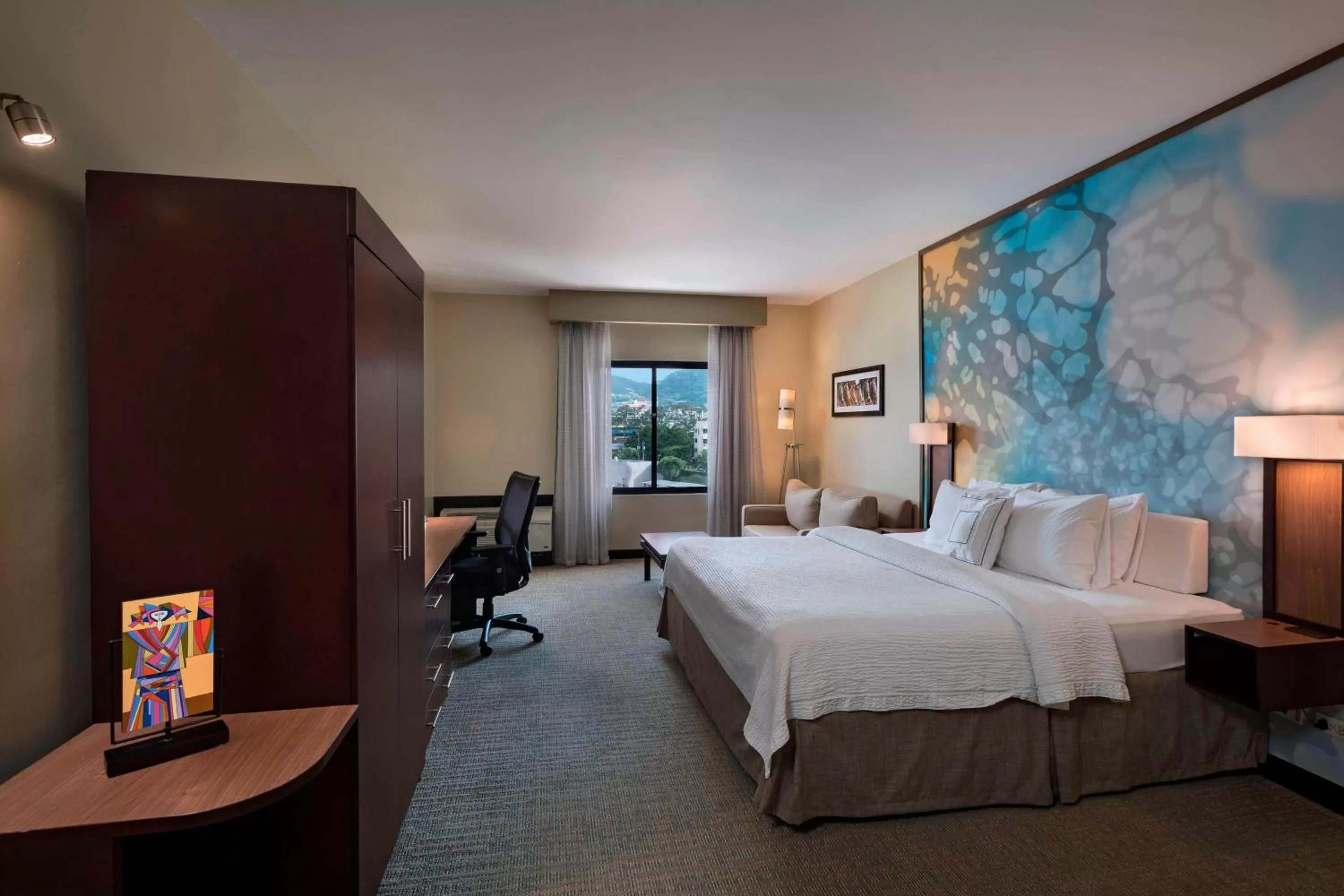 Photo of the whole room, Bed in Courtyard by Marriott San Salvador