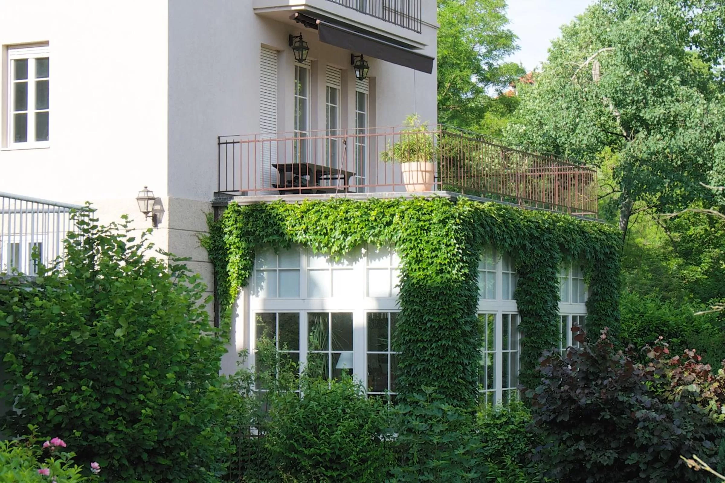 Facade/entrance, Property Building in Embassy Row BnB