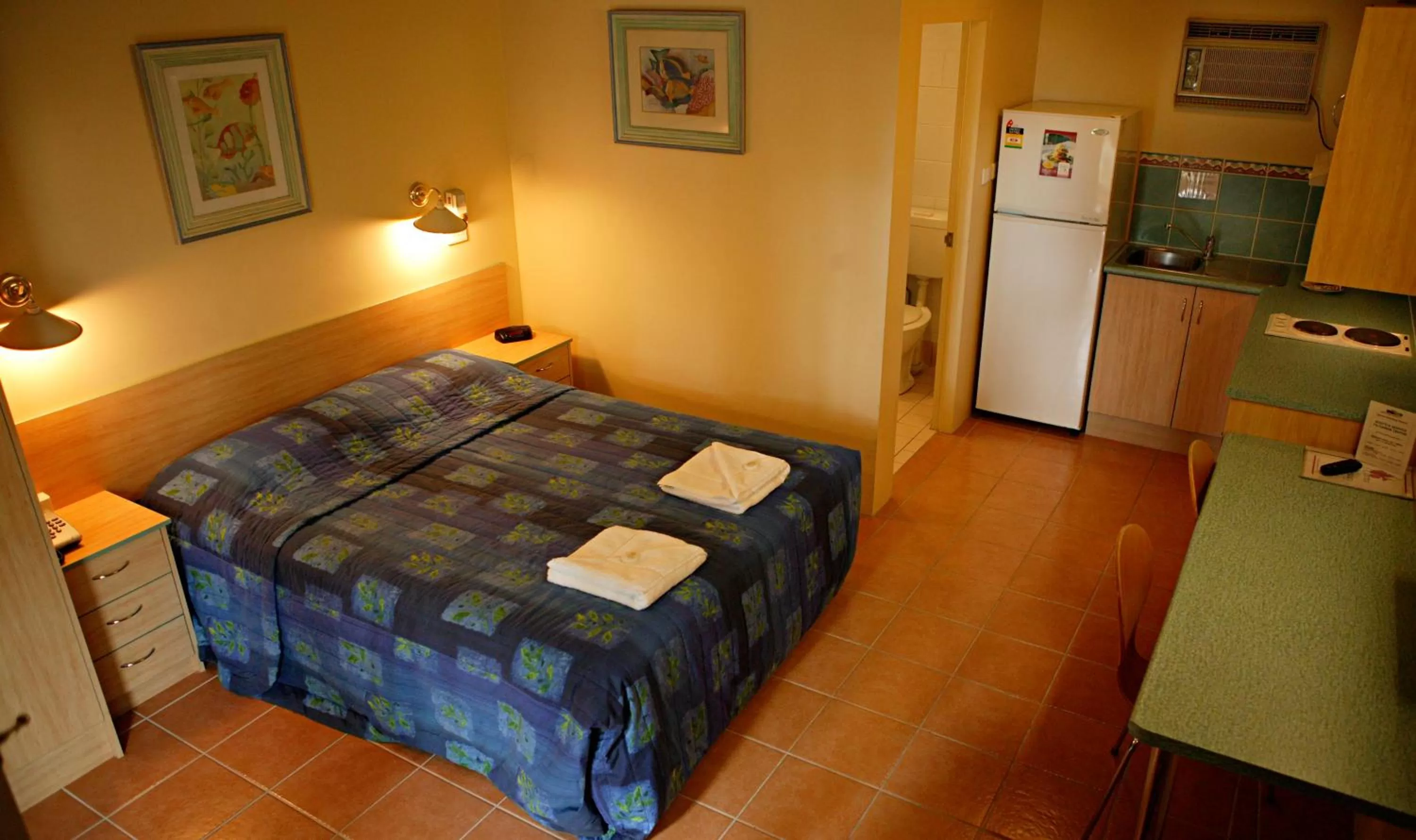 Kitchen or kitchenette, Bed in Cairns Gateway Resort