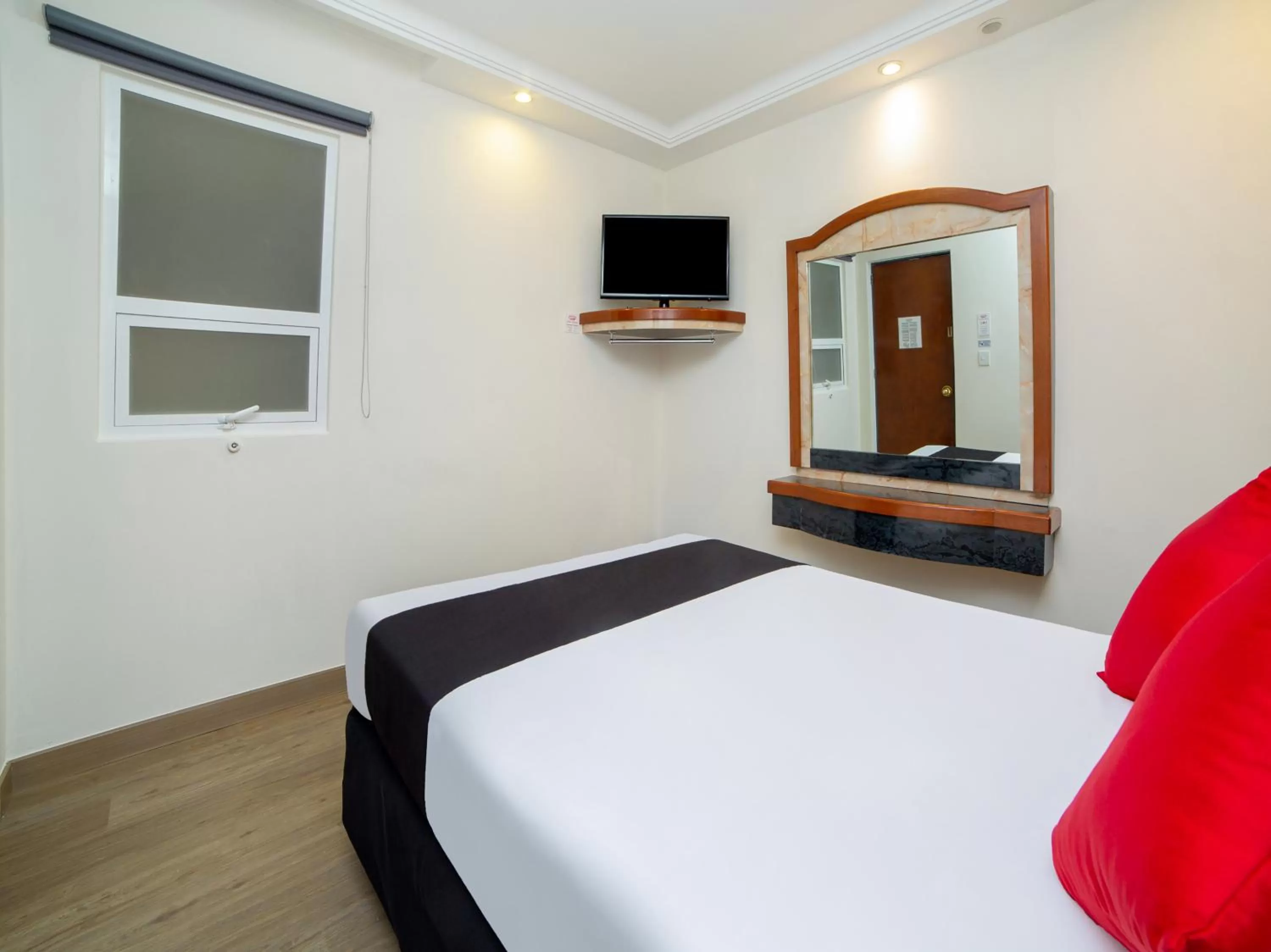 Bedroom, Bed in Hotel Monarca