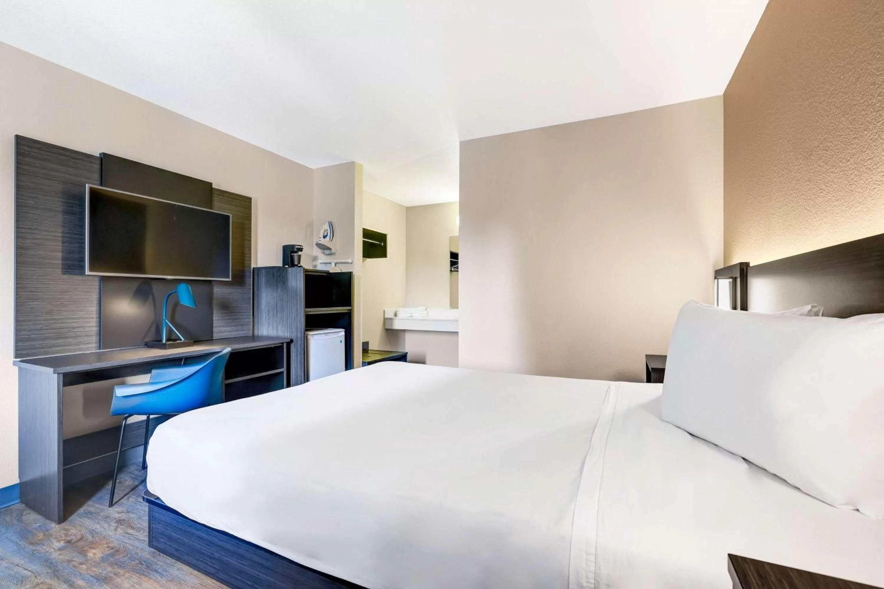 Photo of the whole room, Bed in Motel 6-Kirkland, WA - North Kirkland