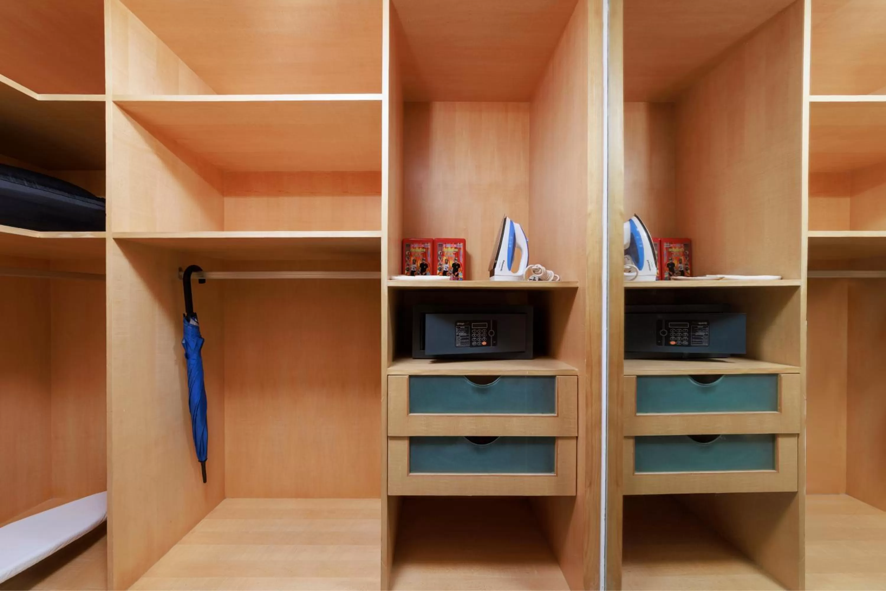 wardrobe in Sunflower Hotel &Residence, Futian Port Branch