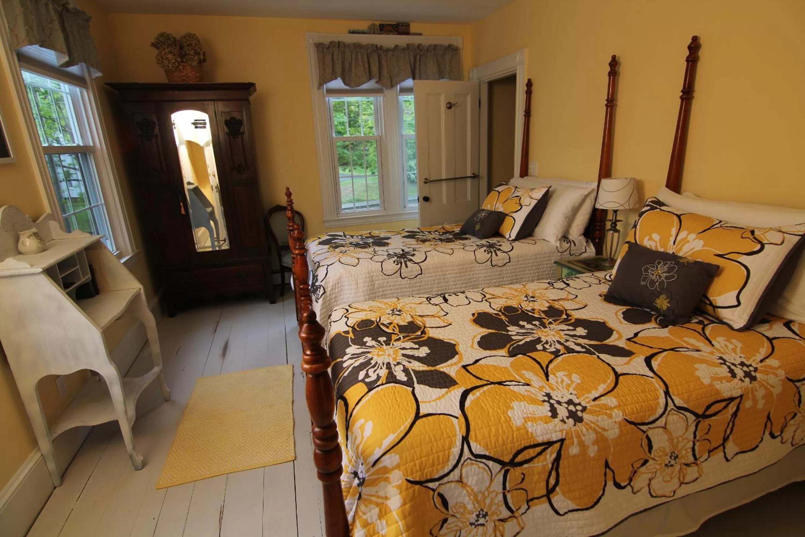 Bed in Kendall Tavern Inn Bed and Breakfast