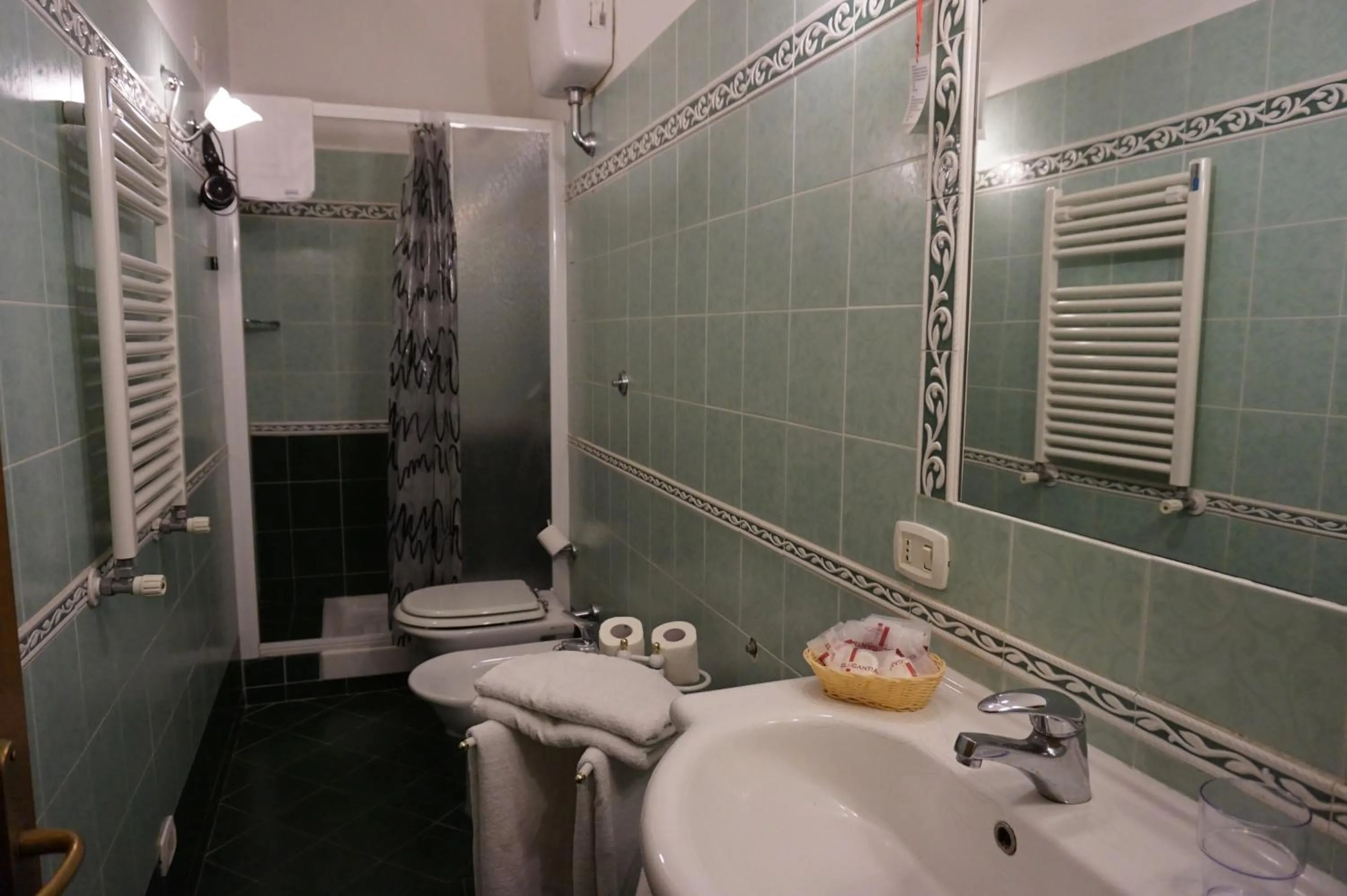 Toilet in Hotel Maryelen