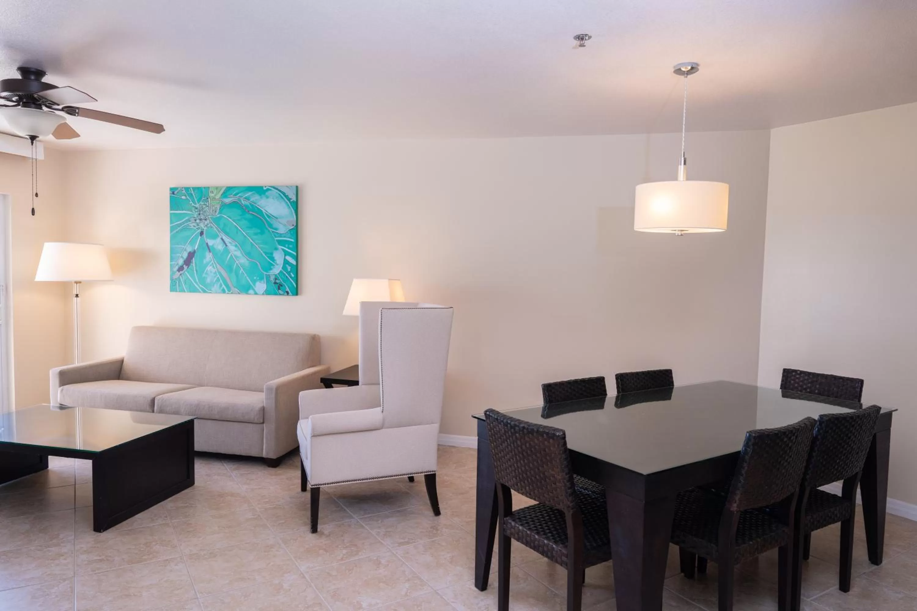 Living room in Holiday Inn Resort Grand Cayman by IHG