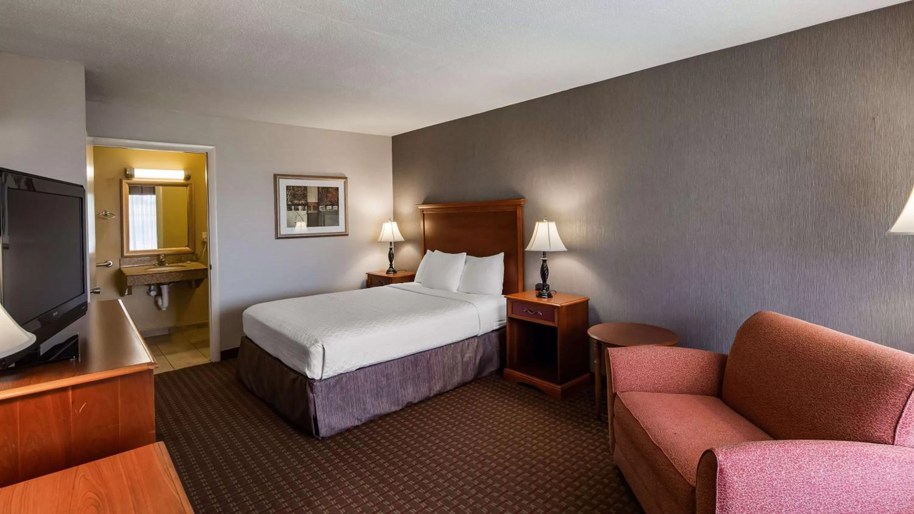 Queen Room with Roll-In Shower - Mobility Accessible/Non-Smoking in Best Western Culpeper Inn