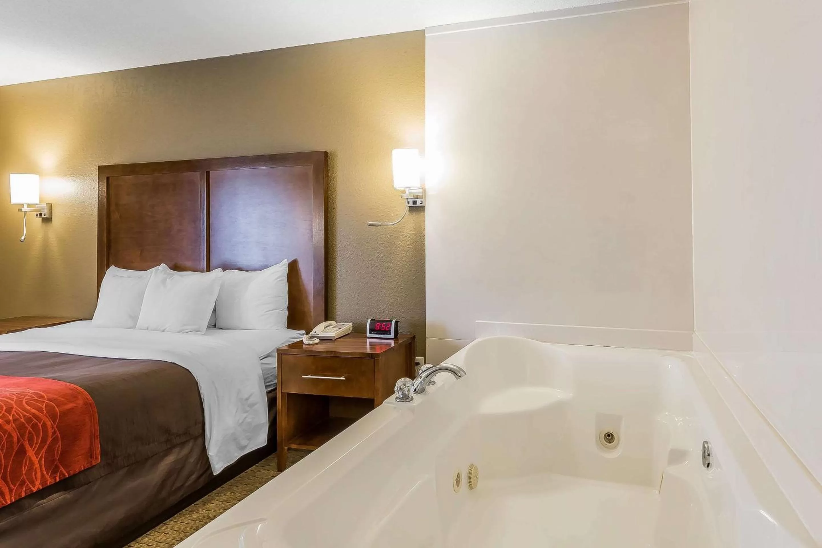 Photo of the whole room, Bed in Comfort Inn & Suites Dalton West