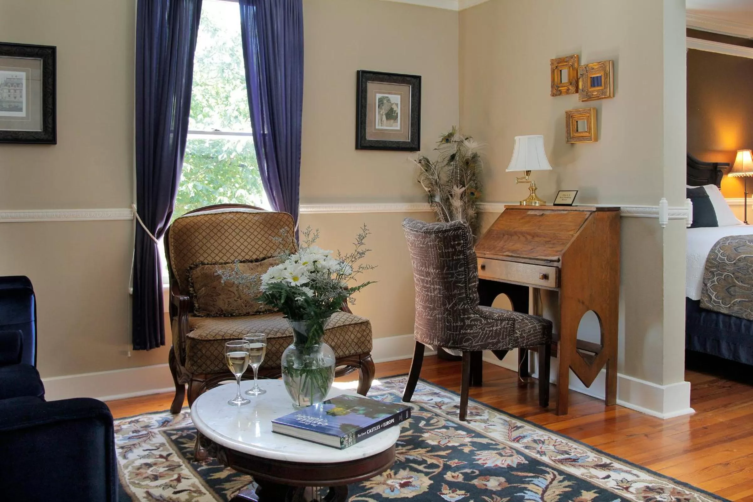 Seating area, Bed in Heartstone Inn