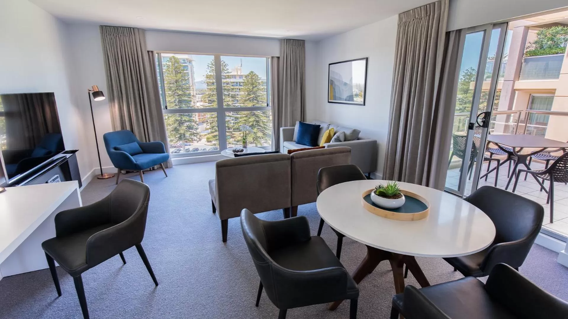 TV and multimedia in Oaks Glenelg Plaza Pier Suites