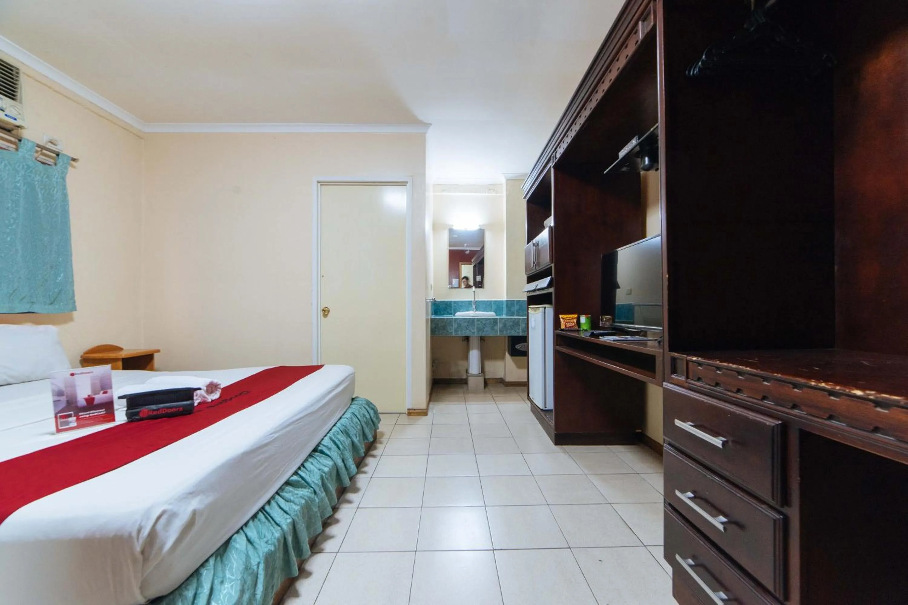 TV and multimedia, Bed in RedDoorz @ Clarkview 21st Street Angeles City