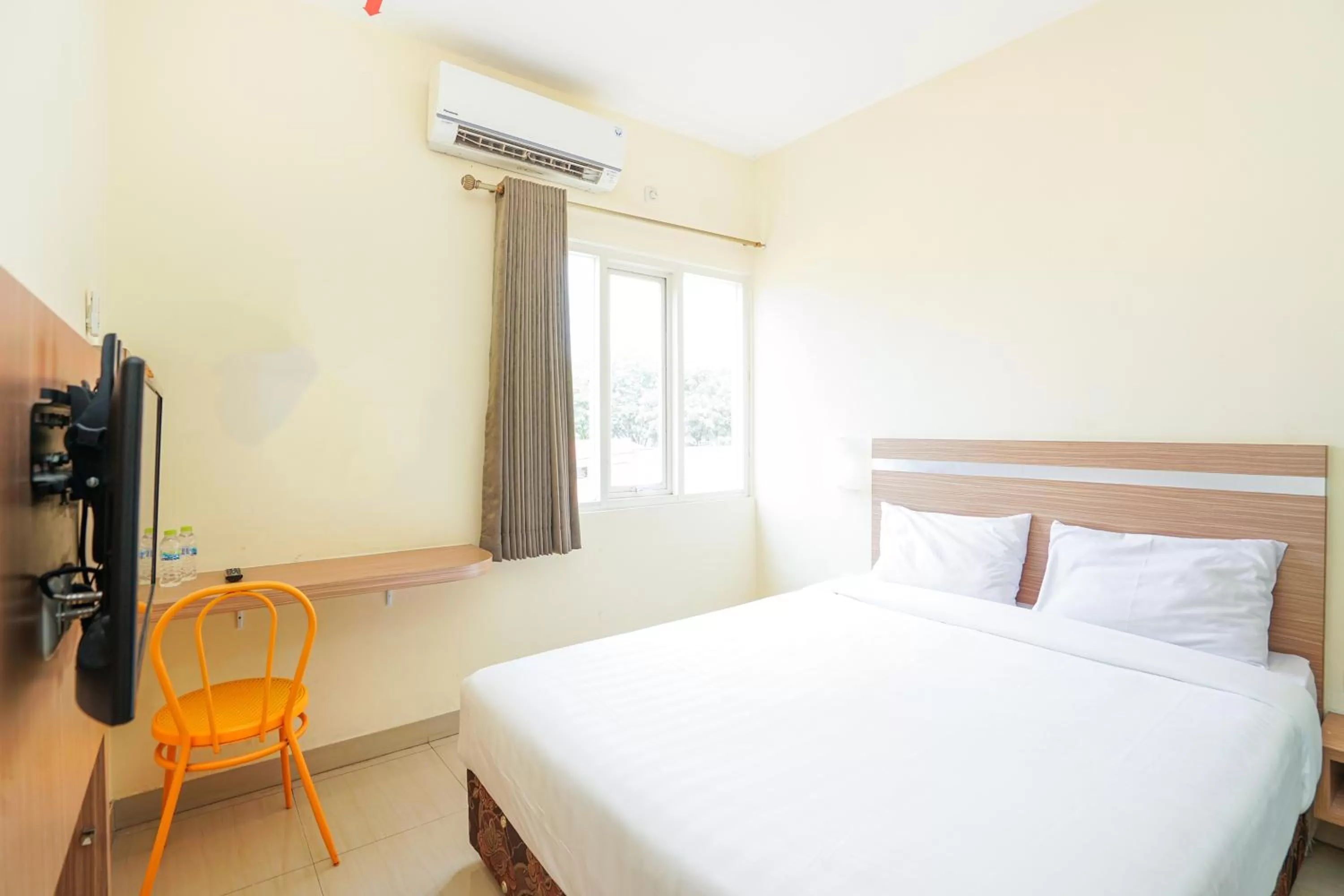 Bed in Pratisarawirya Guesthouse by ecommerceloka