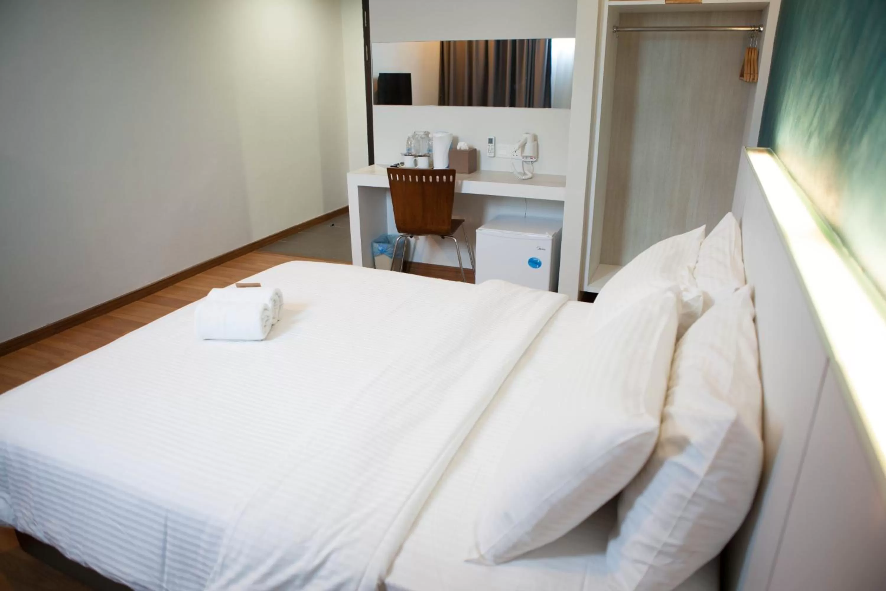 Photo of the whole room, Bed in Inn86