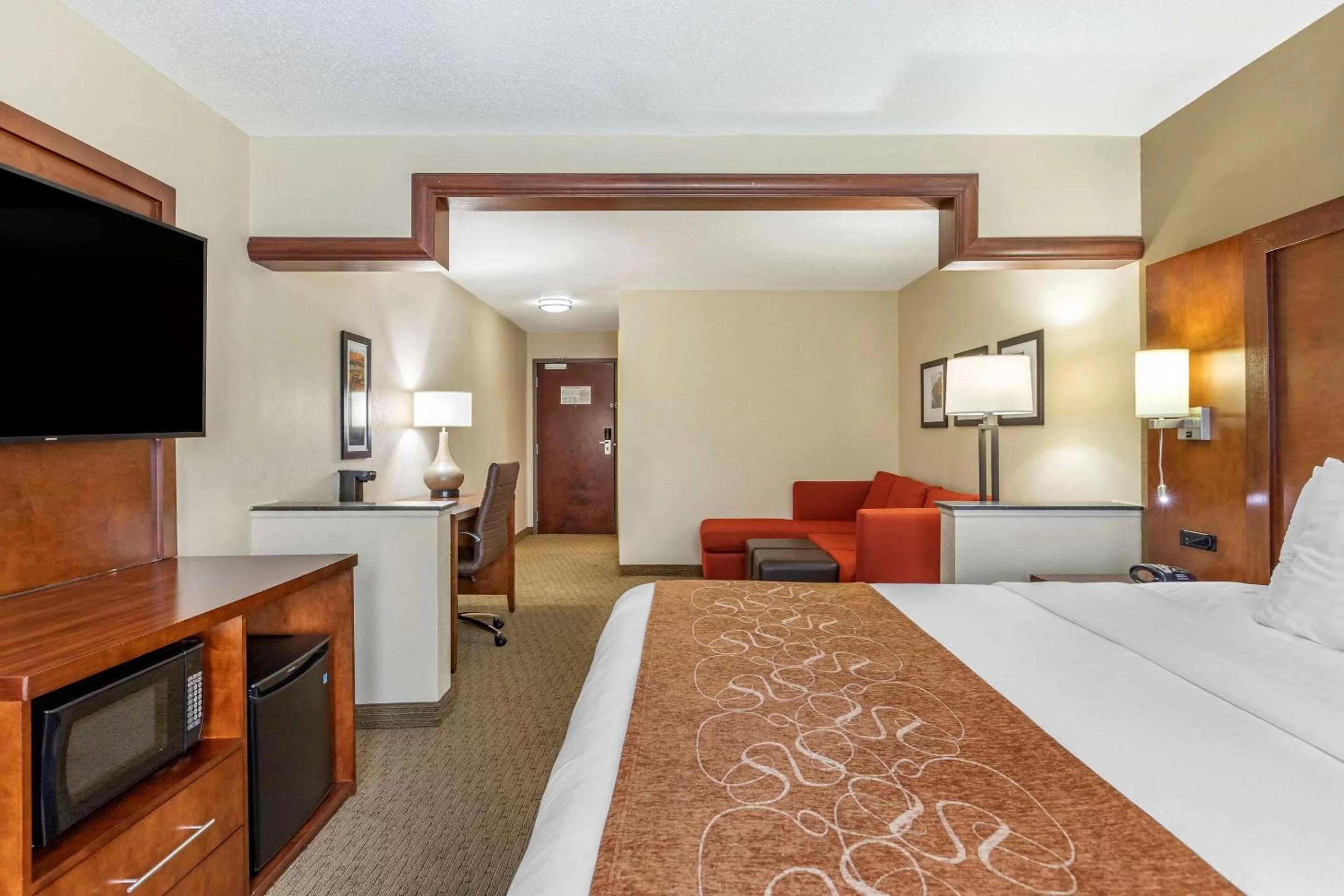Photo of the whole room, Bed in Comfort Suites Grand Rapids North
