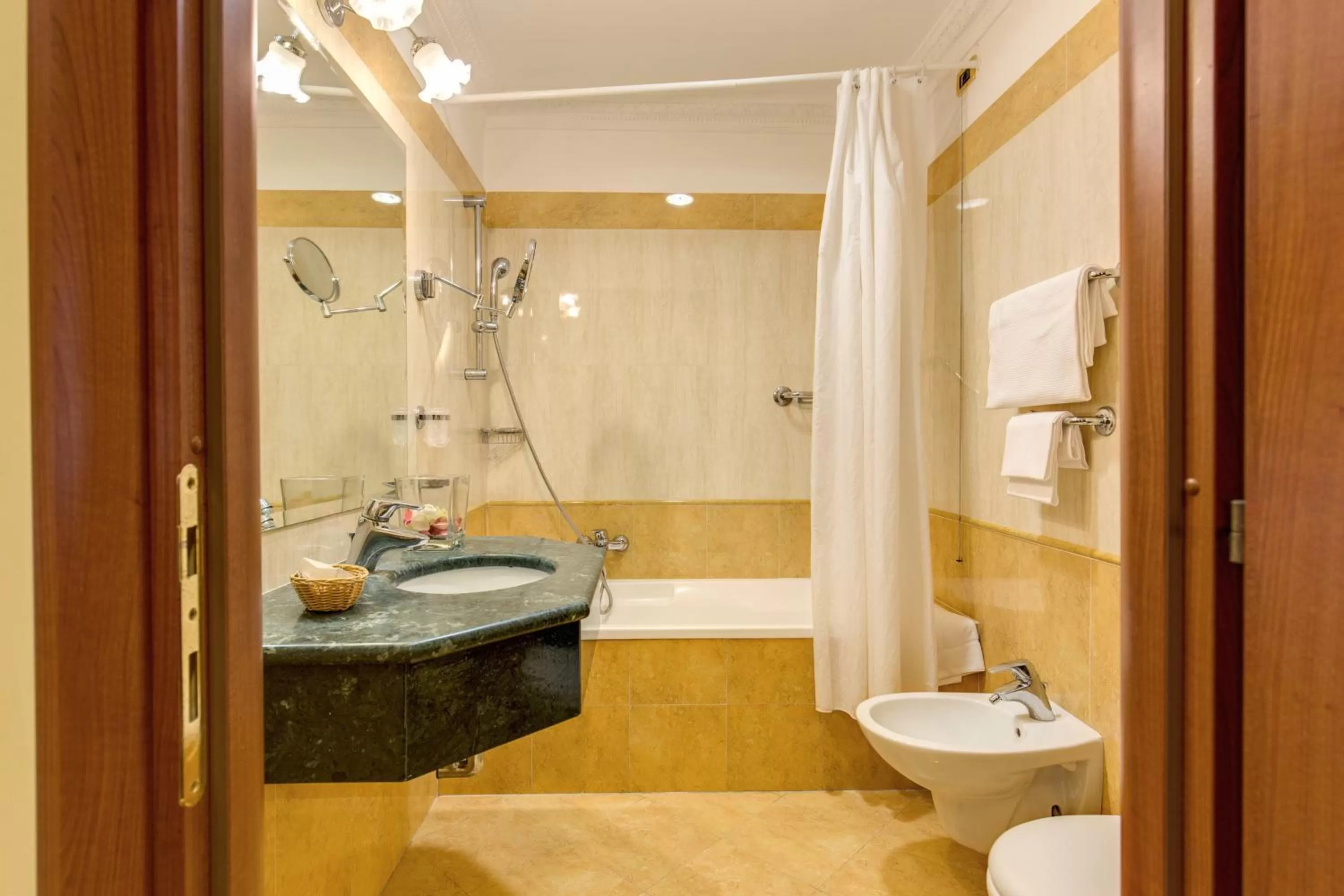 Bathroom in Hotel Contilia