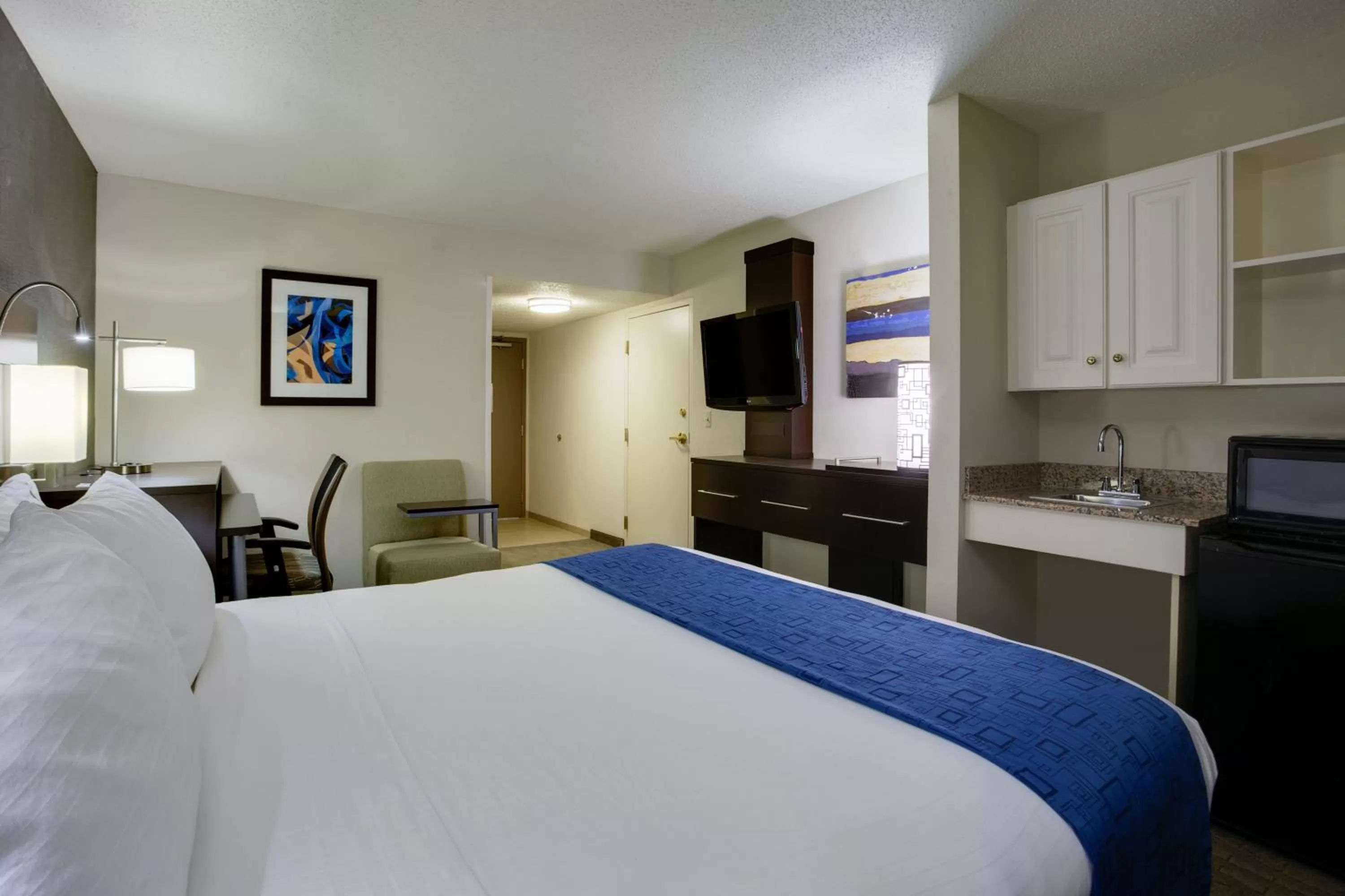 Photo of the whole room, Bed in Holiday Inn Express Hotel & Suites Meadowlands Area by IHG