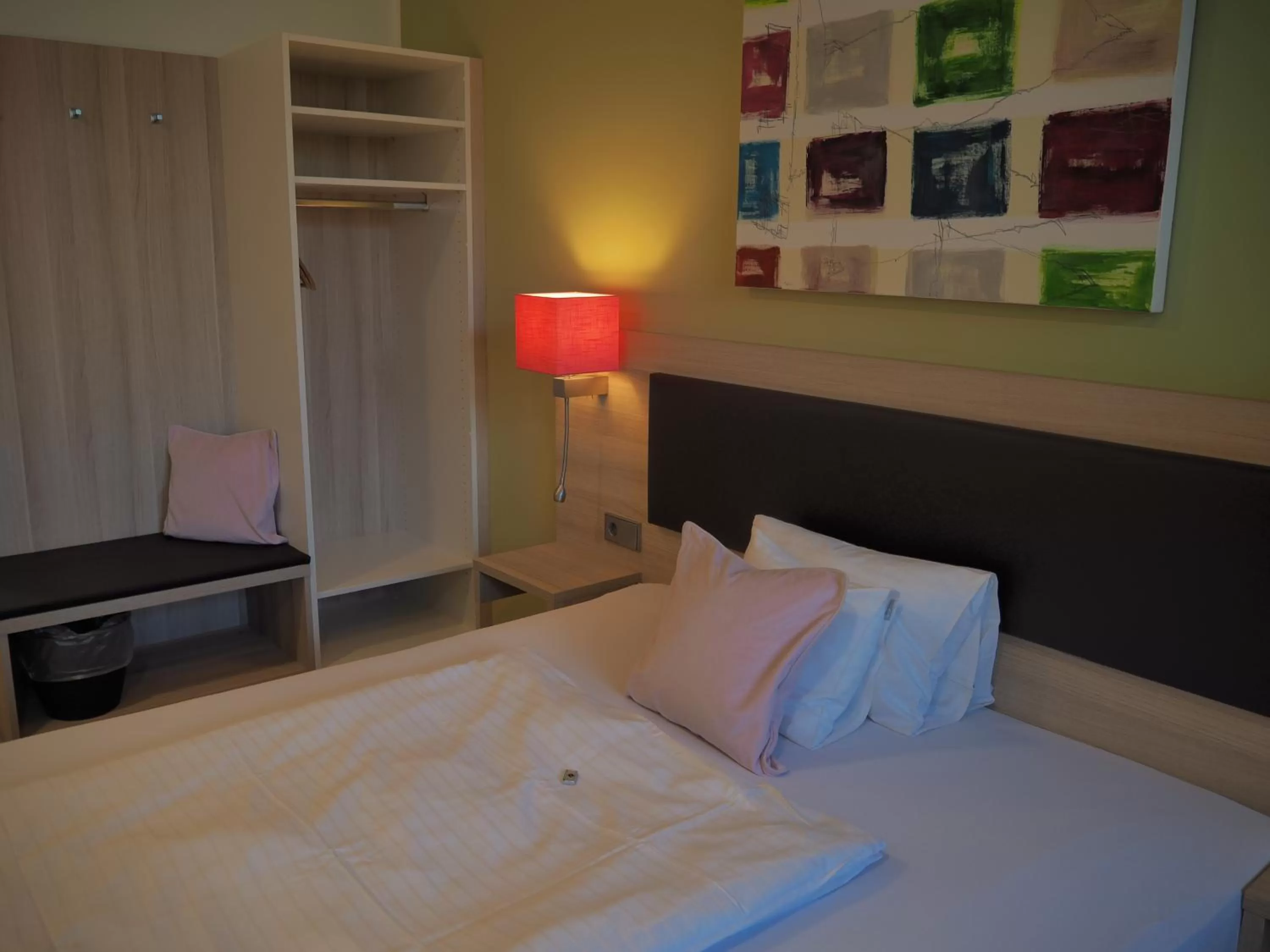 Photo of the whole room, Bed in Hotel „Zur Linde“