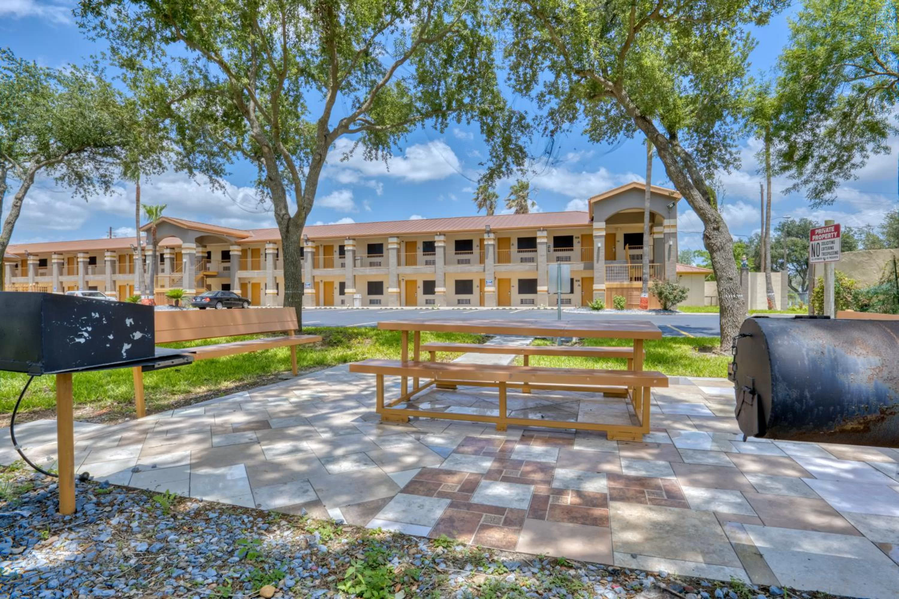 BBQ facilities in Texas Inn Donna