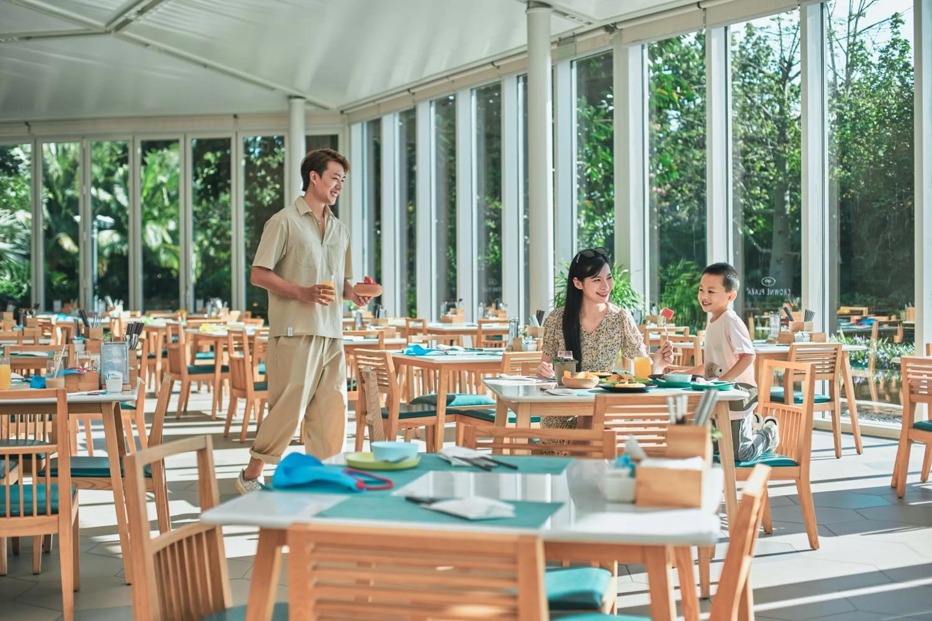 Restaurant/places to eat in Crowne Plaza Sanya Haitang Bay Resort by IHG