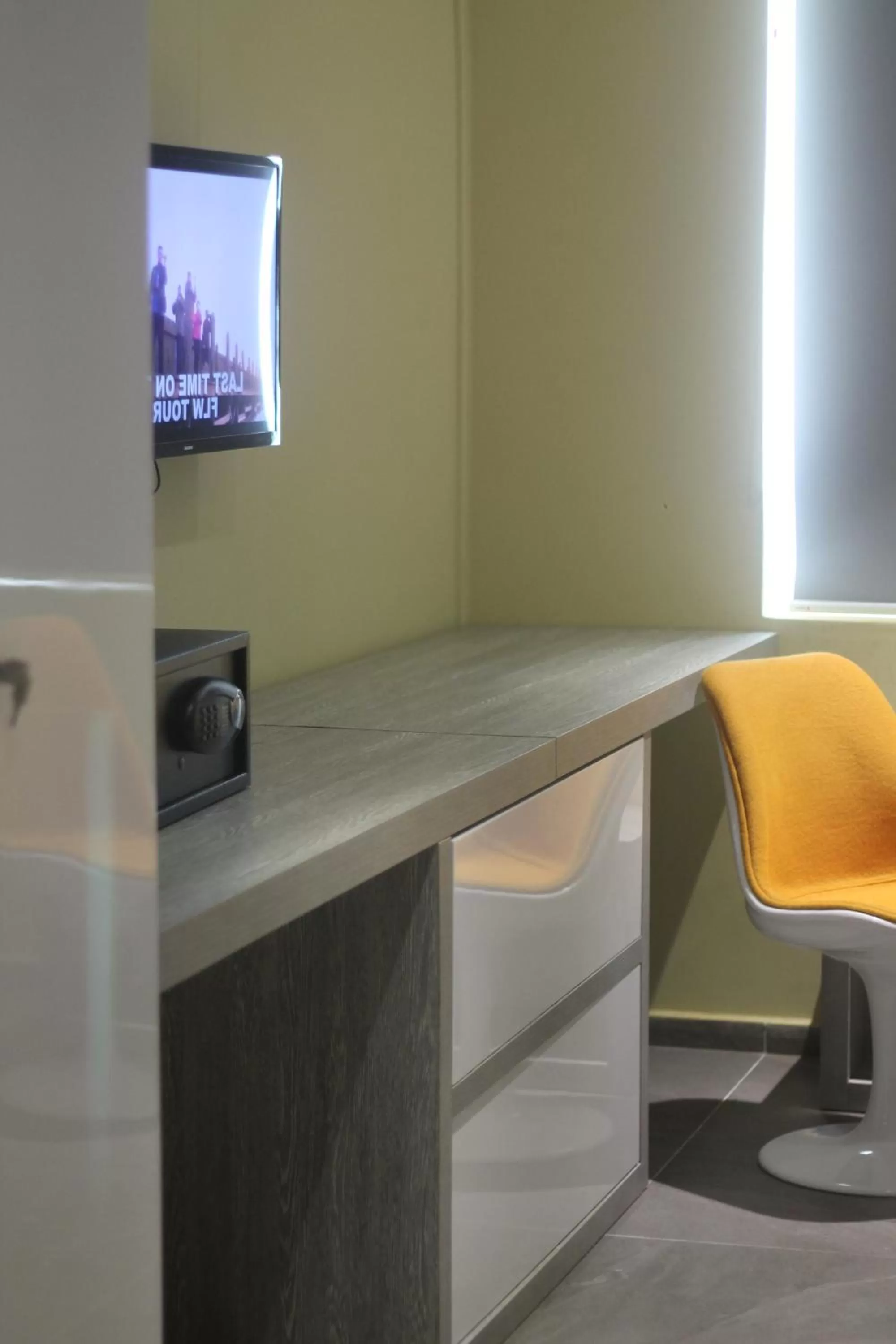 TV and multimedia, TV/Entertainment Center in Benny's City Hotel