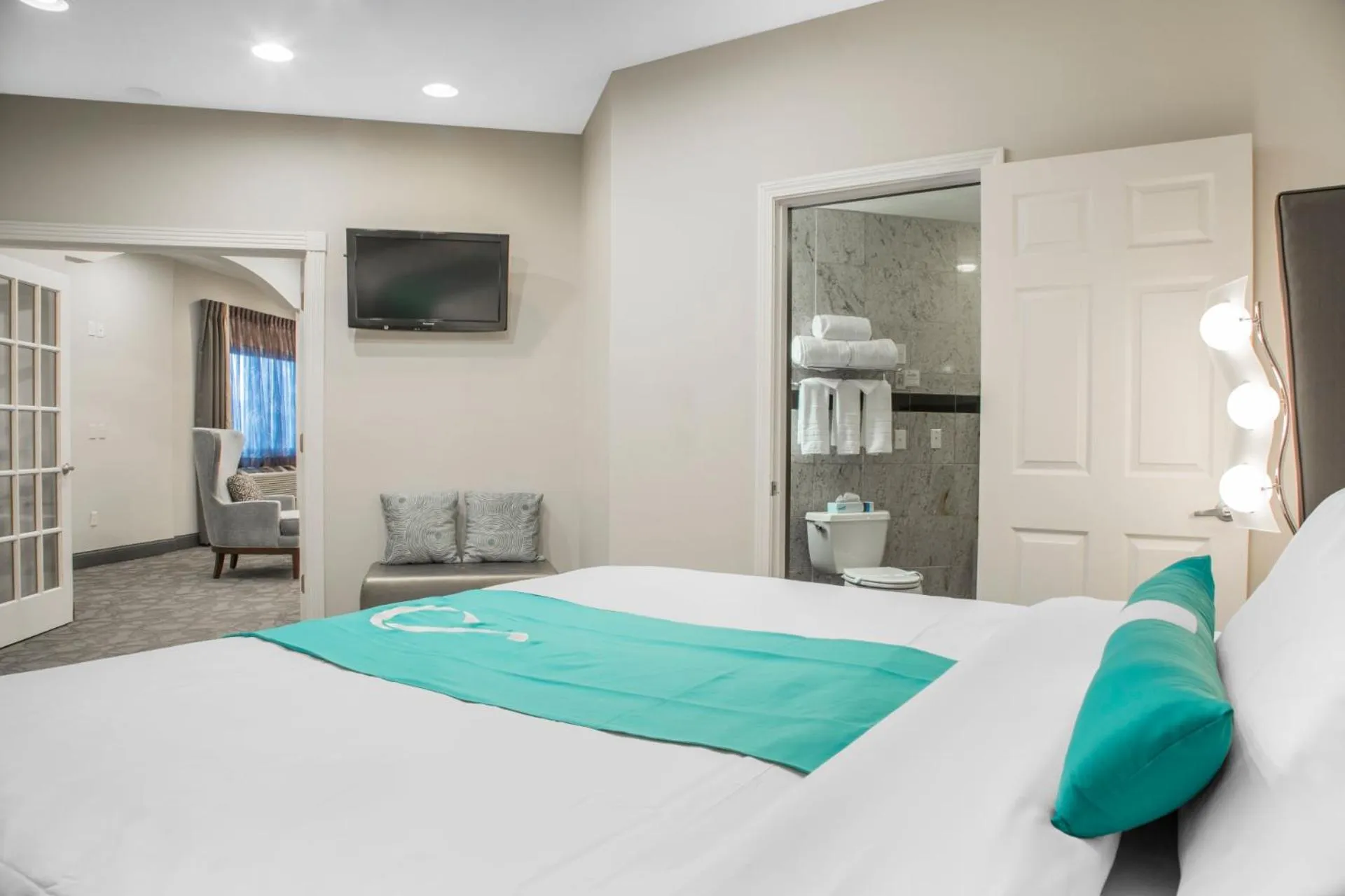 Bedroom, Bed in Aqua Blue Hotel