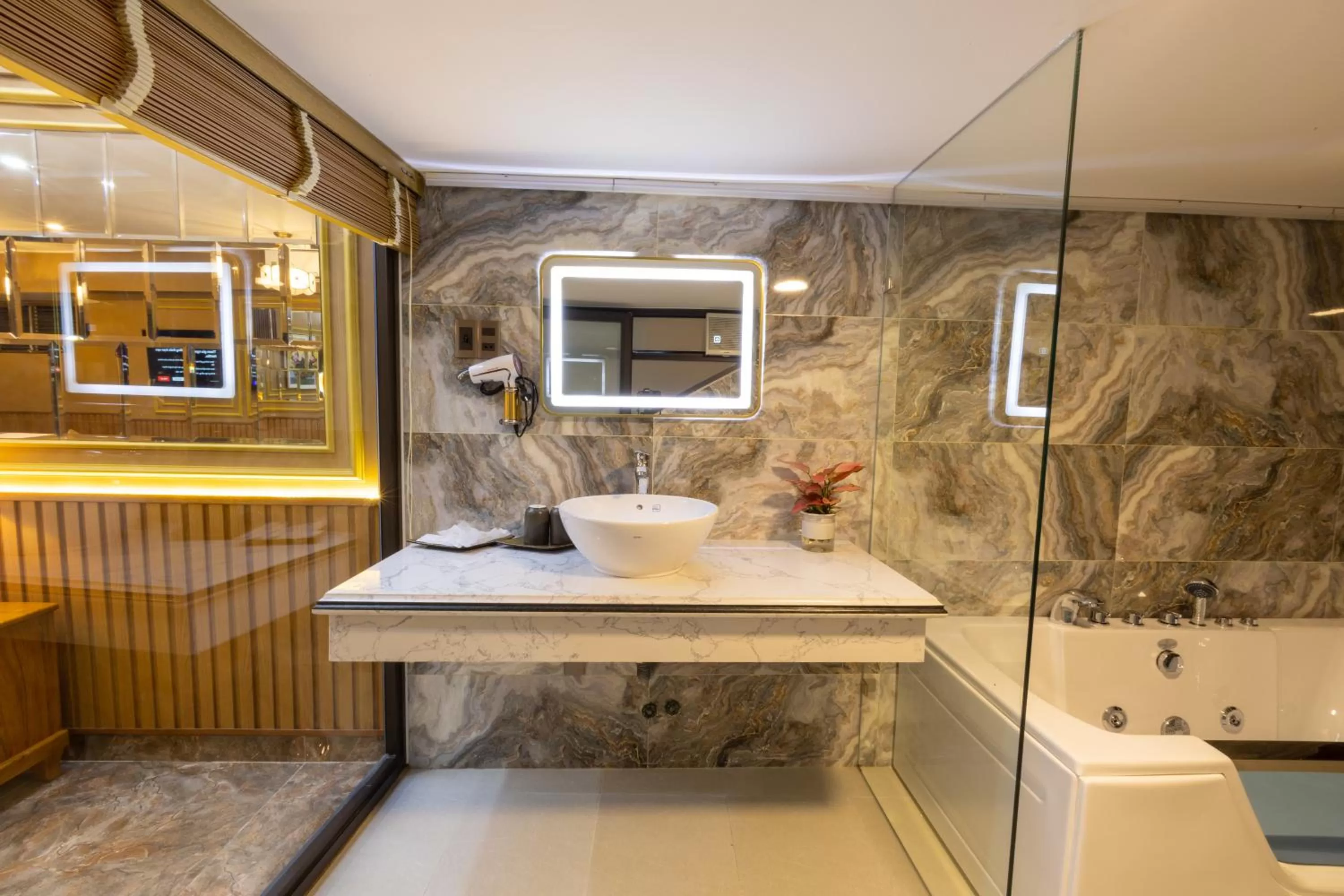 Hot Tub in La Fleur Premium Central Apartment Hotel