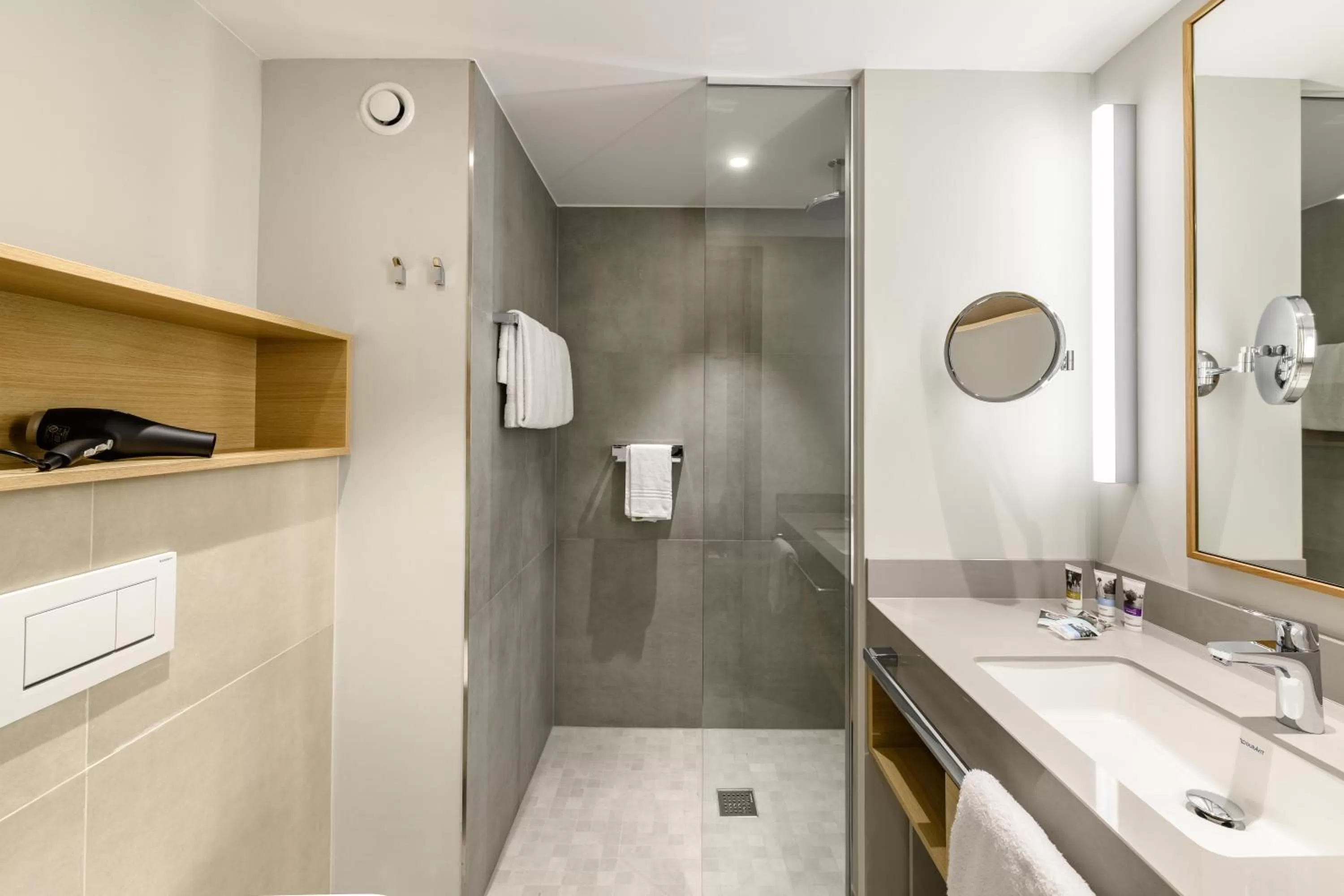 Shower in Mercure München City Schwabing