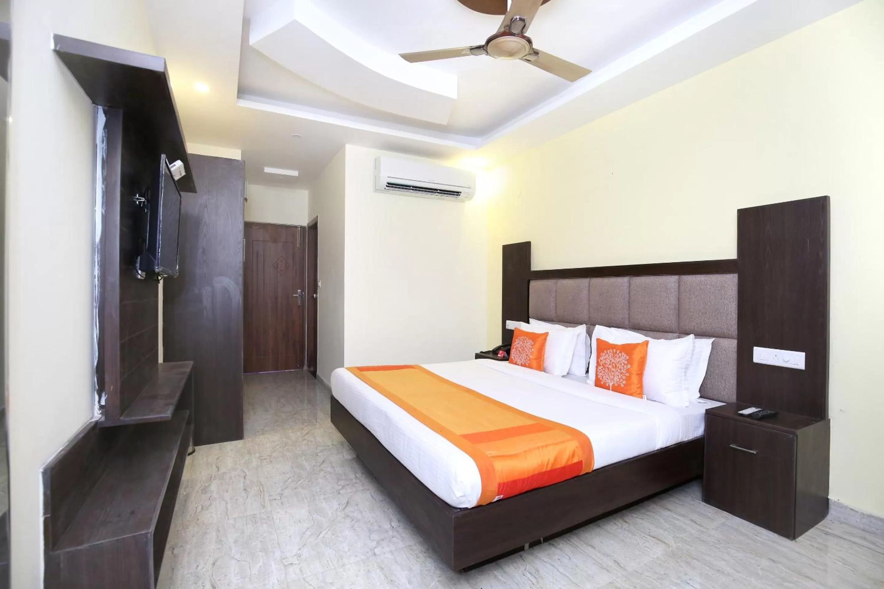 Bedroom, Bed in Capital O Hotel Royal