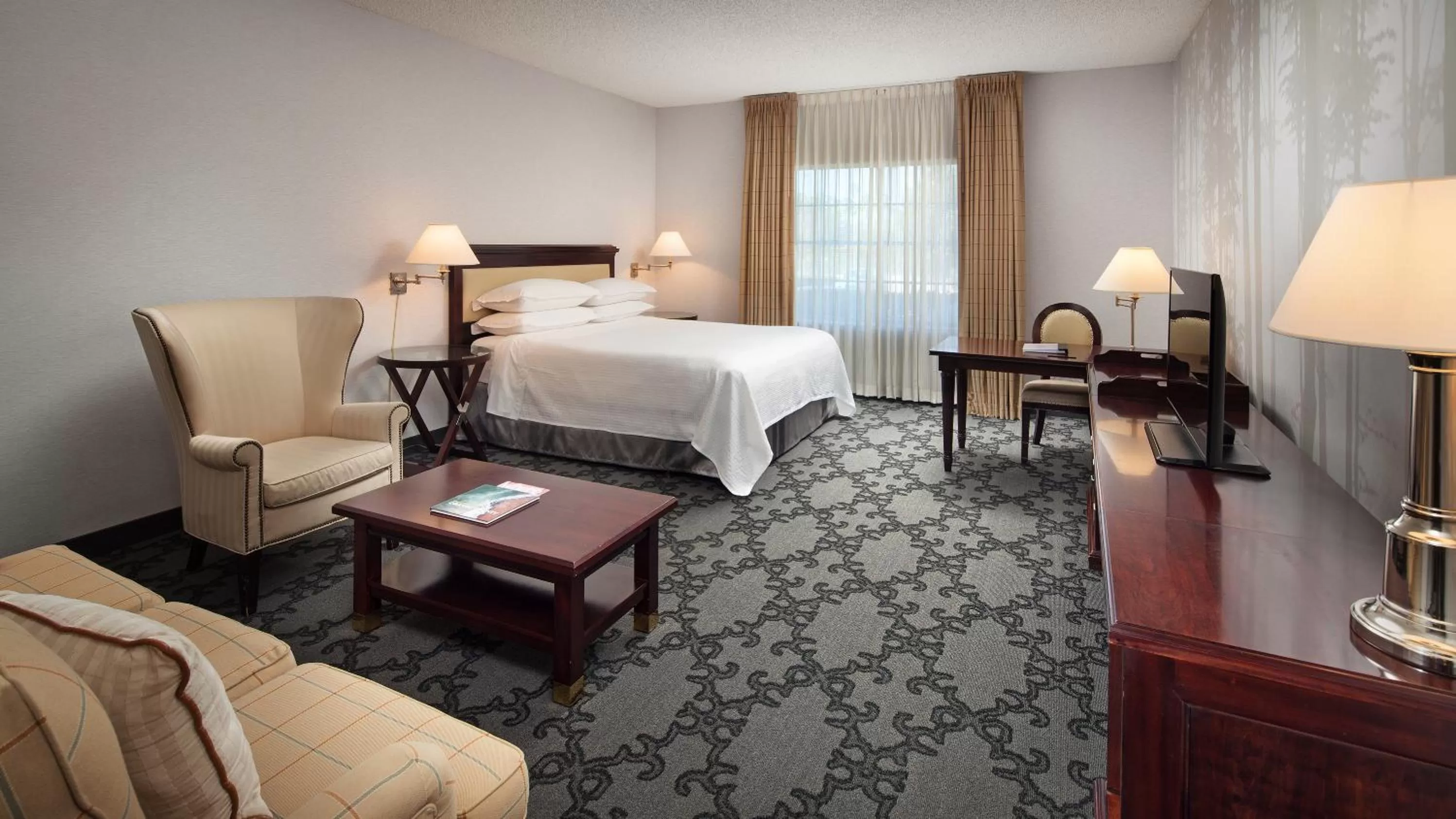 Bed in Anaheim Majestic Garden Hotel