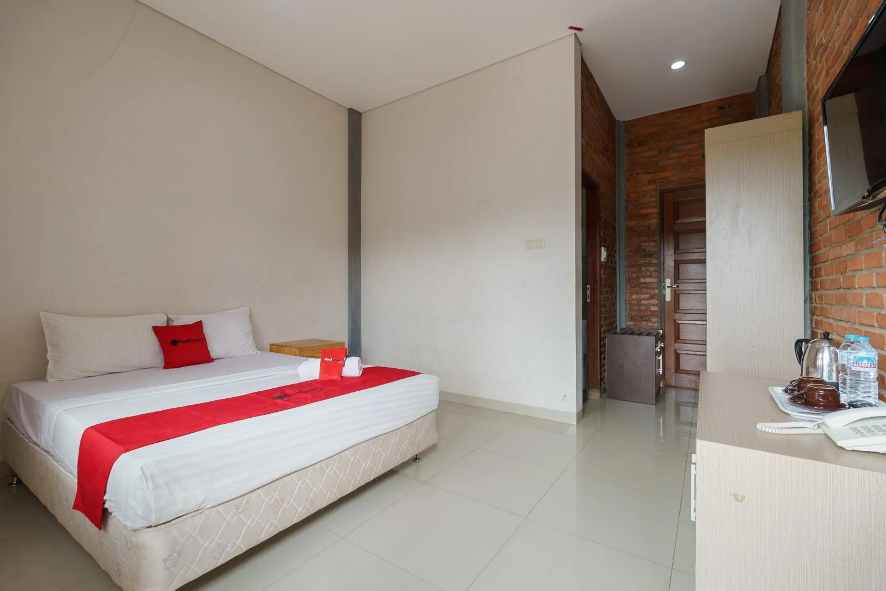 Bed in RedDoorz Plus at Hotel Negeri Baru Lodaya Puncak