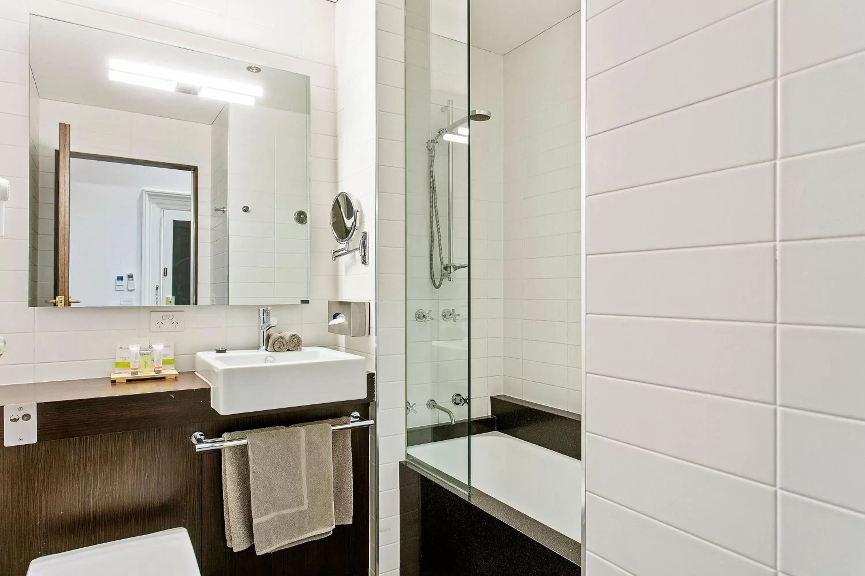 Executive Queen Room in Quality Inn Heritage on Lydiard Executive Queen Room in Quality Inn Heritage on Lydiard