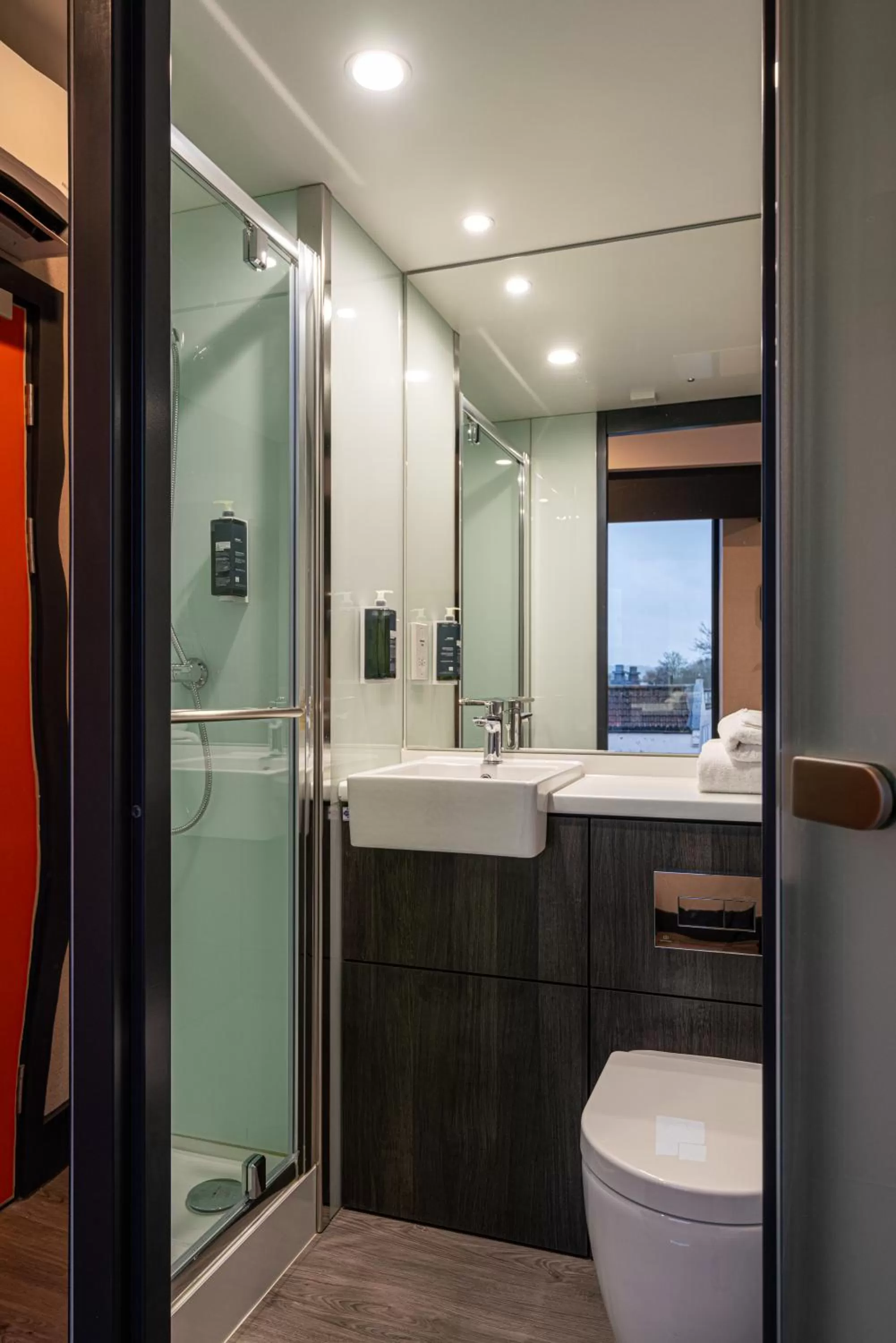 Shower in easyHotel Oxford