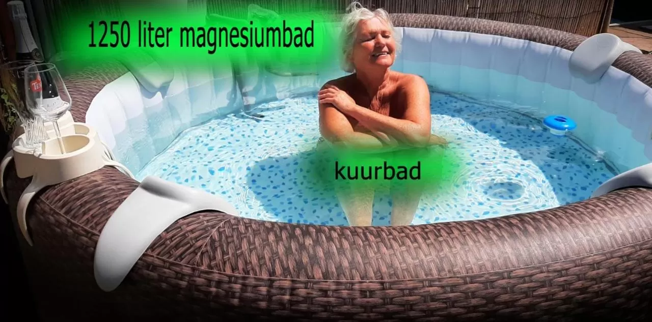 Hot Tub, Swimming Pool in Naturistenlogement Wellness & Beauty