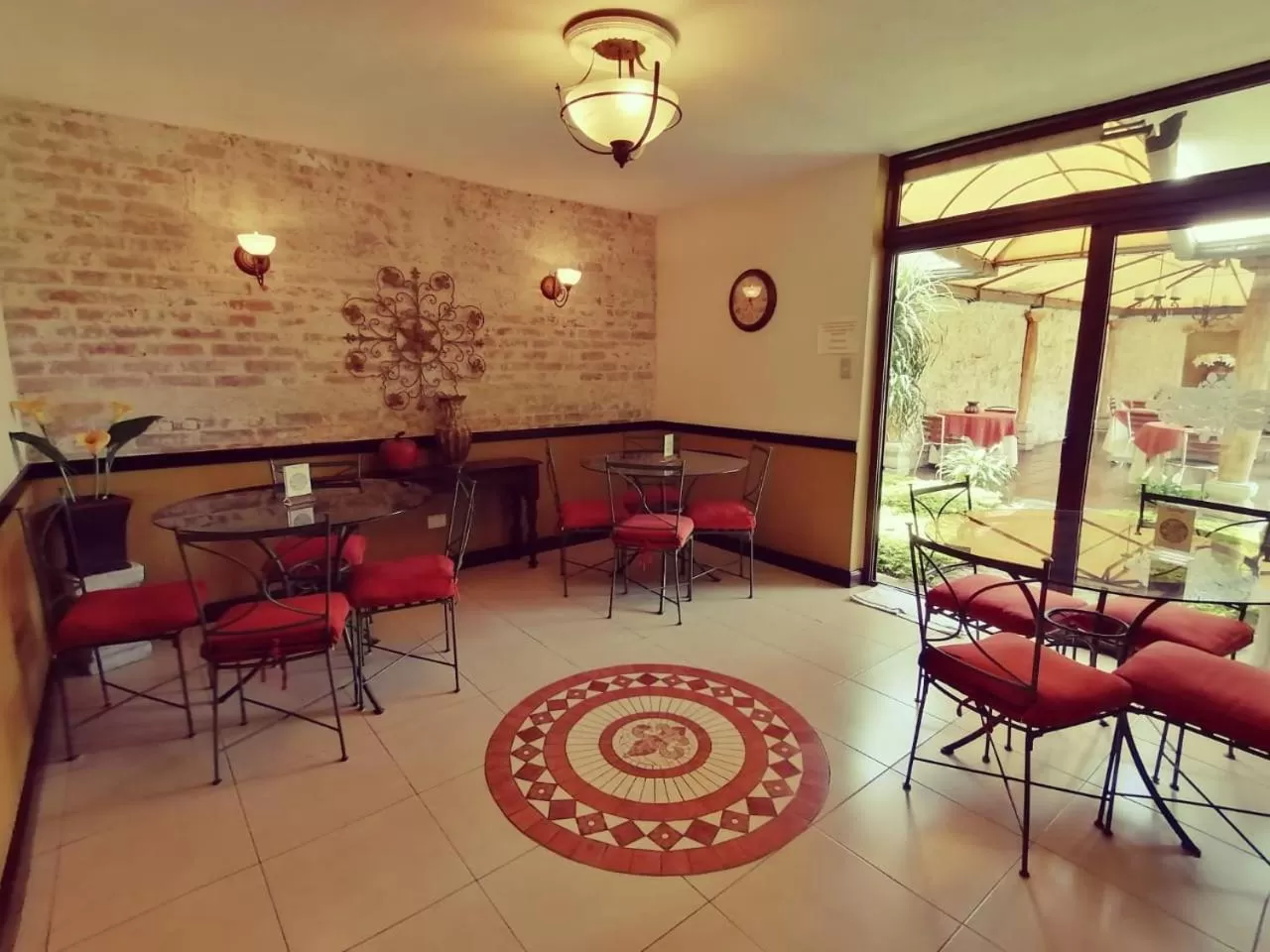 Restaurant/Places to Eat in Hostal Villa Toscana