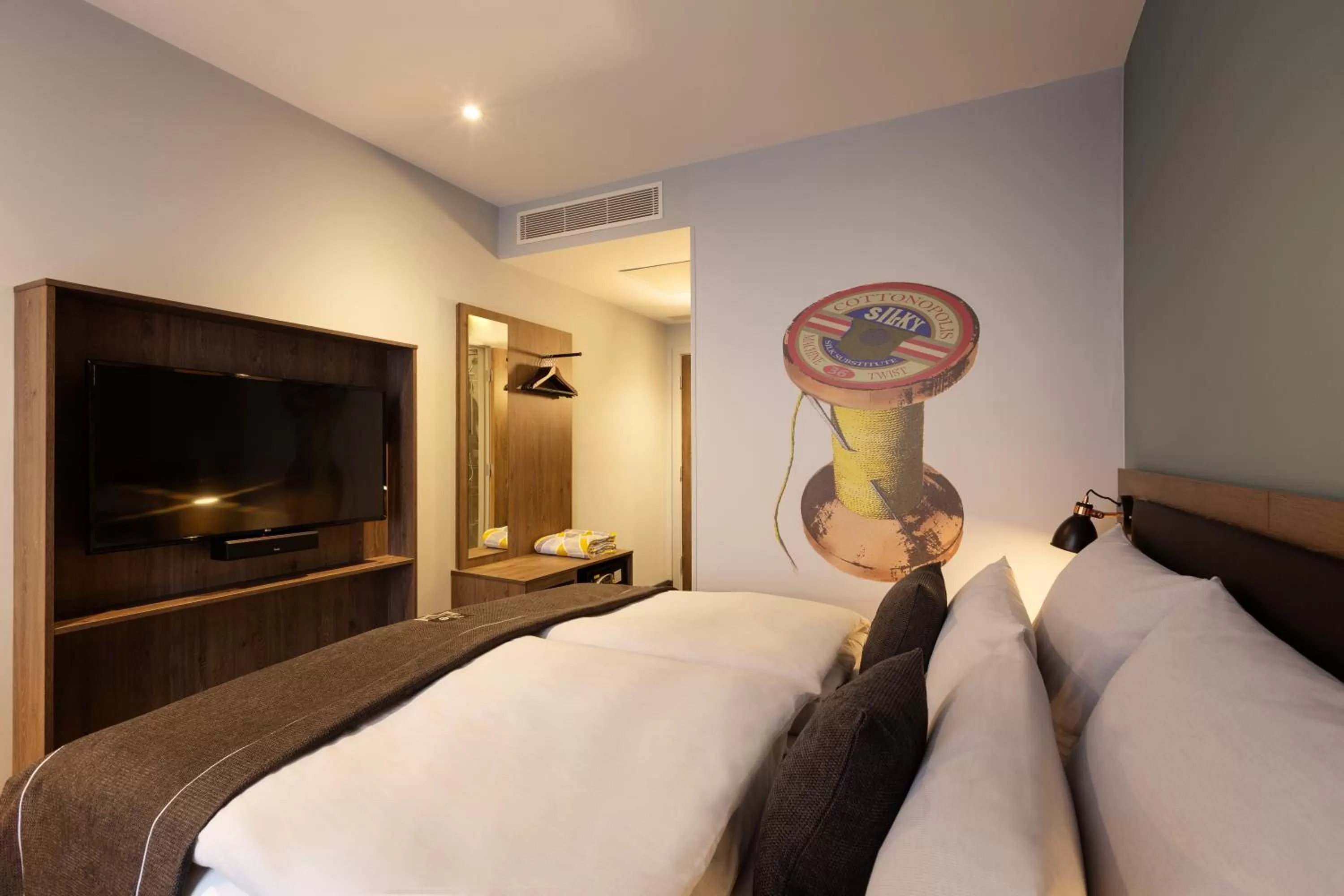 TV and multimedia, Bed in Holiday Inn - the niu, Loom Manchester North by IHG