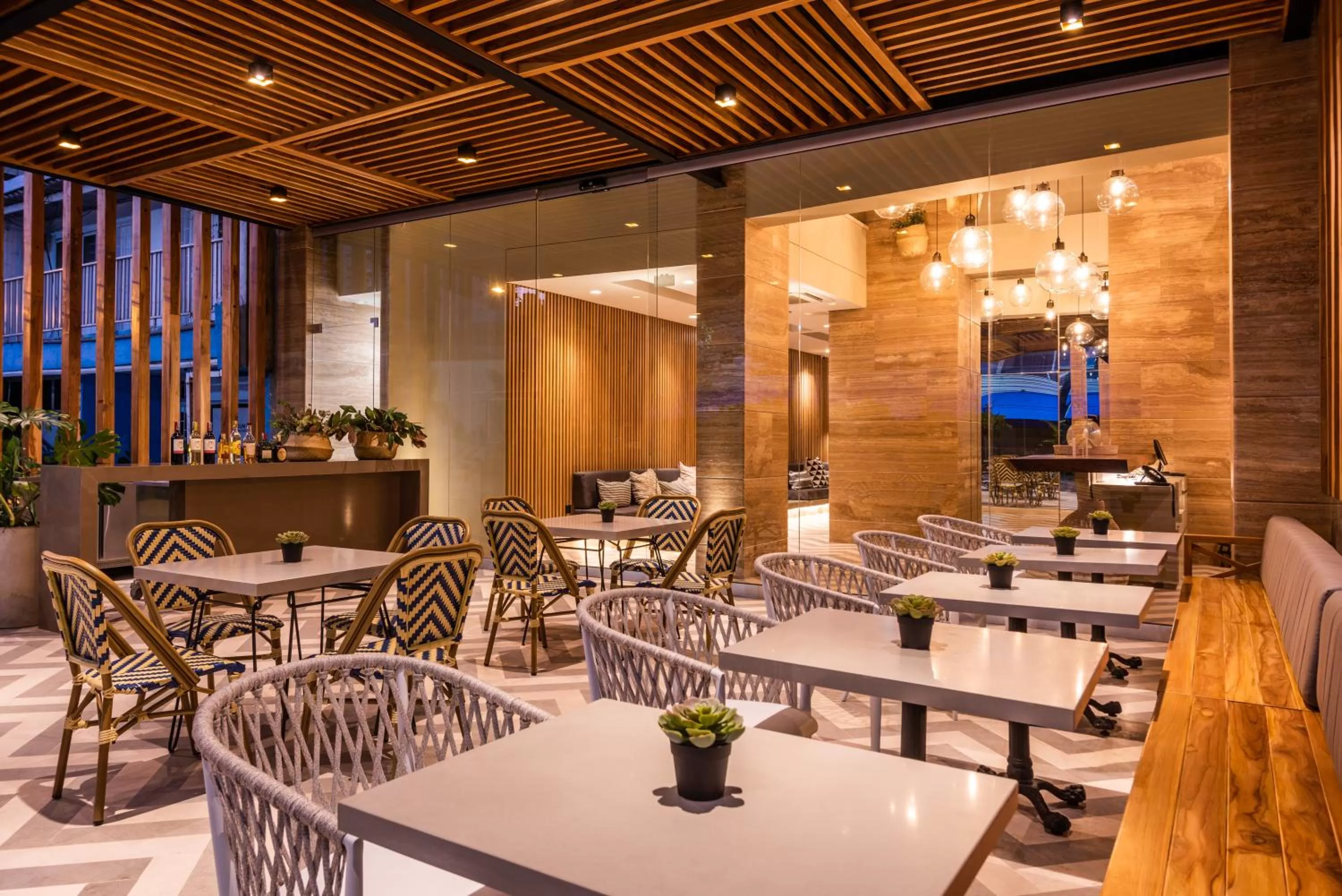 Restaurant/places to eat in Oz Hotel Luxury