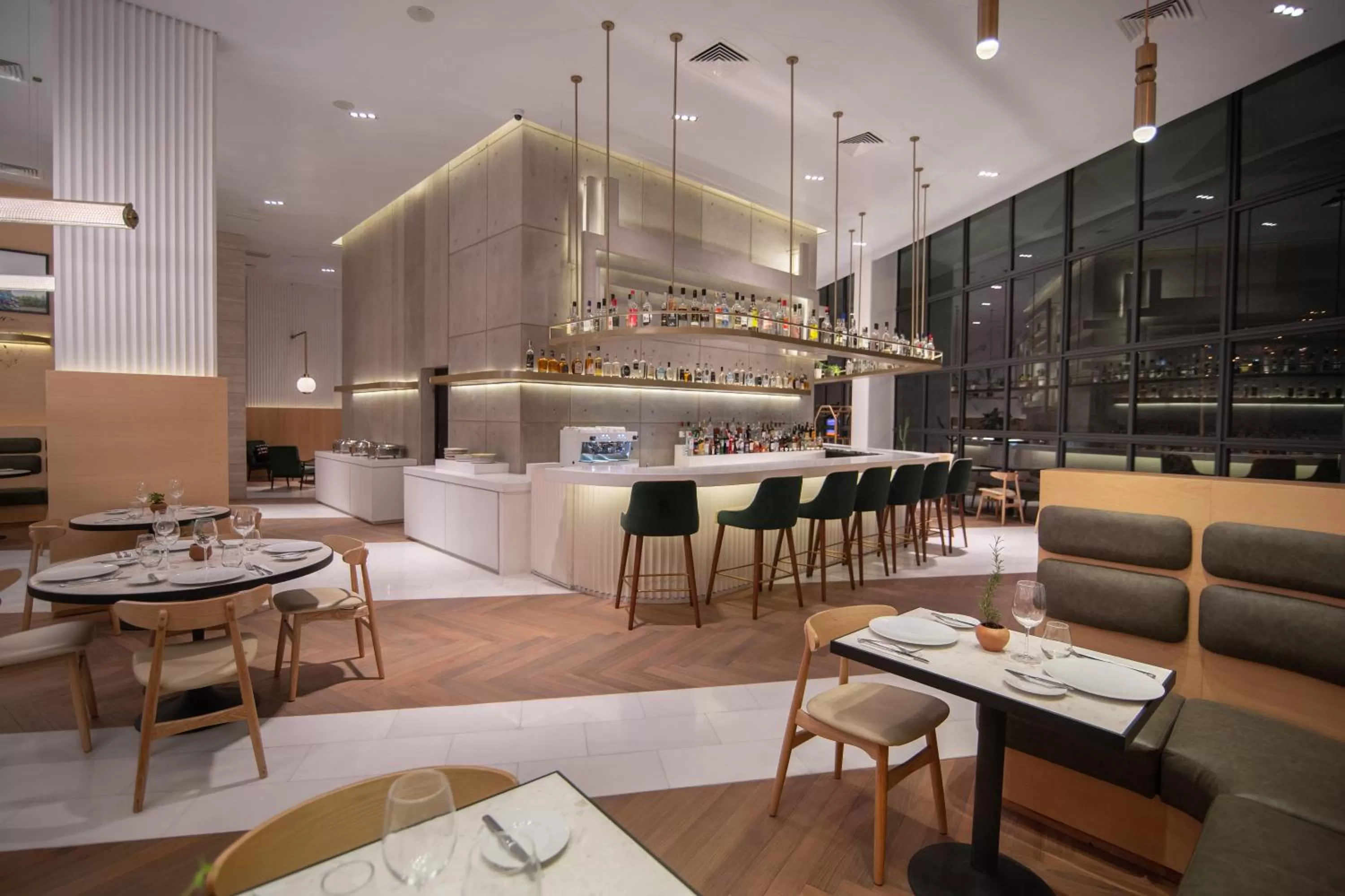 Restaurant/places to eat in Met Hotel