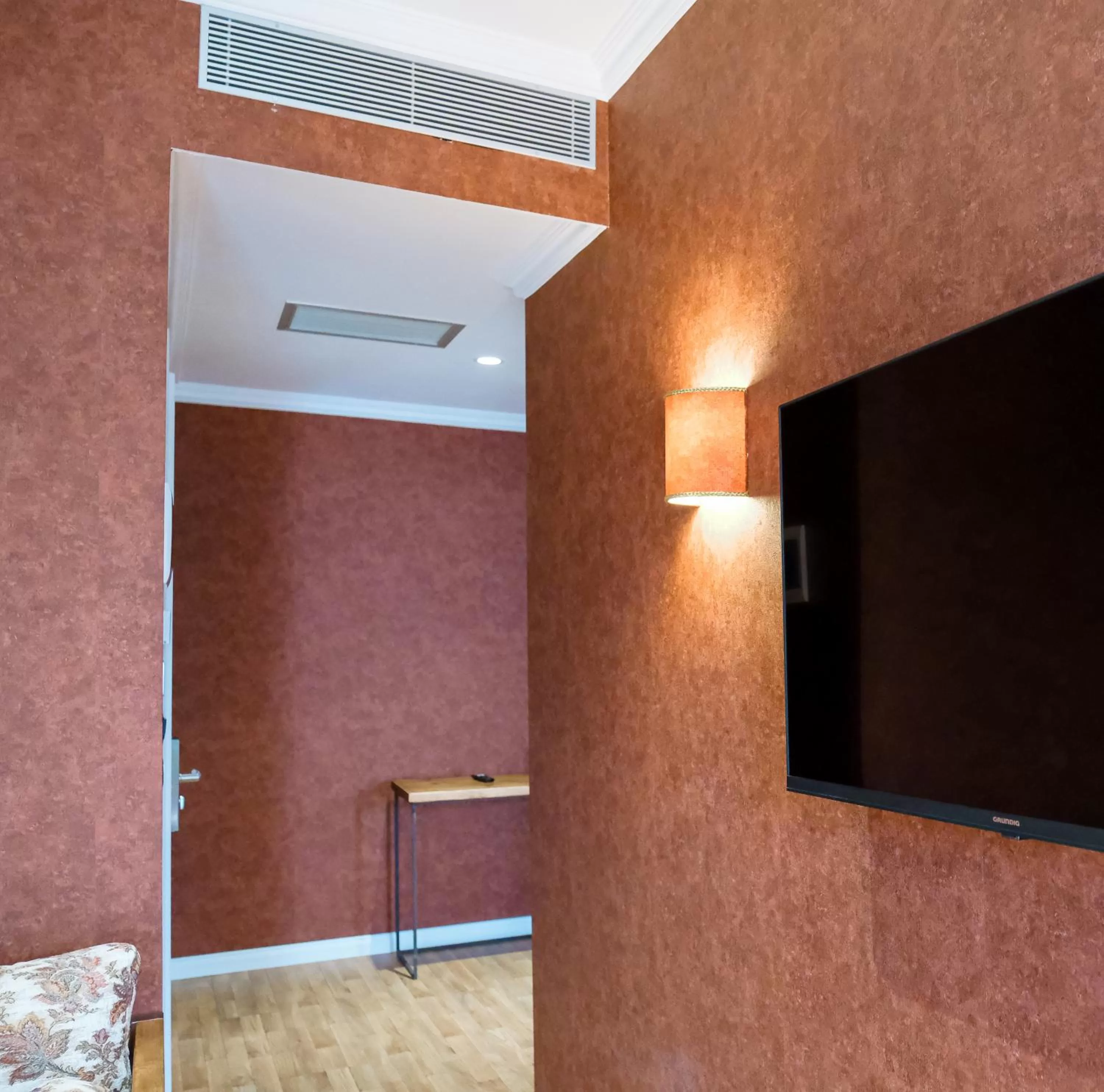 TV/Entertainment Center in Ledina Hotel