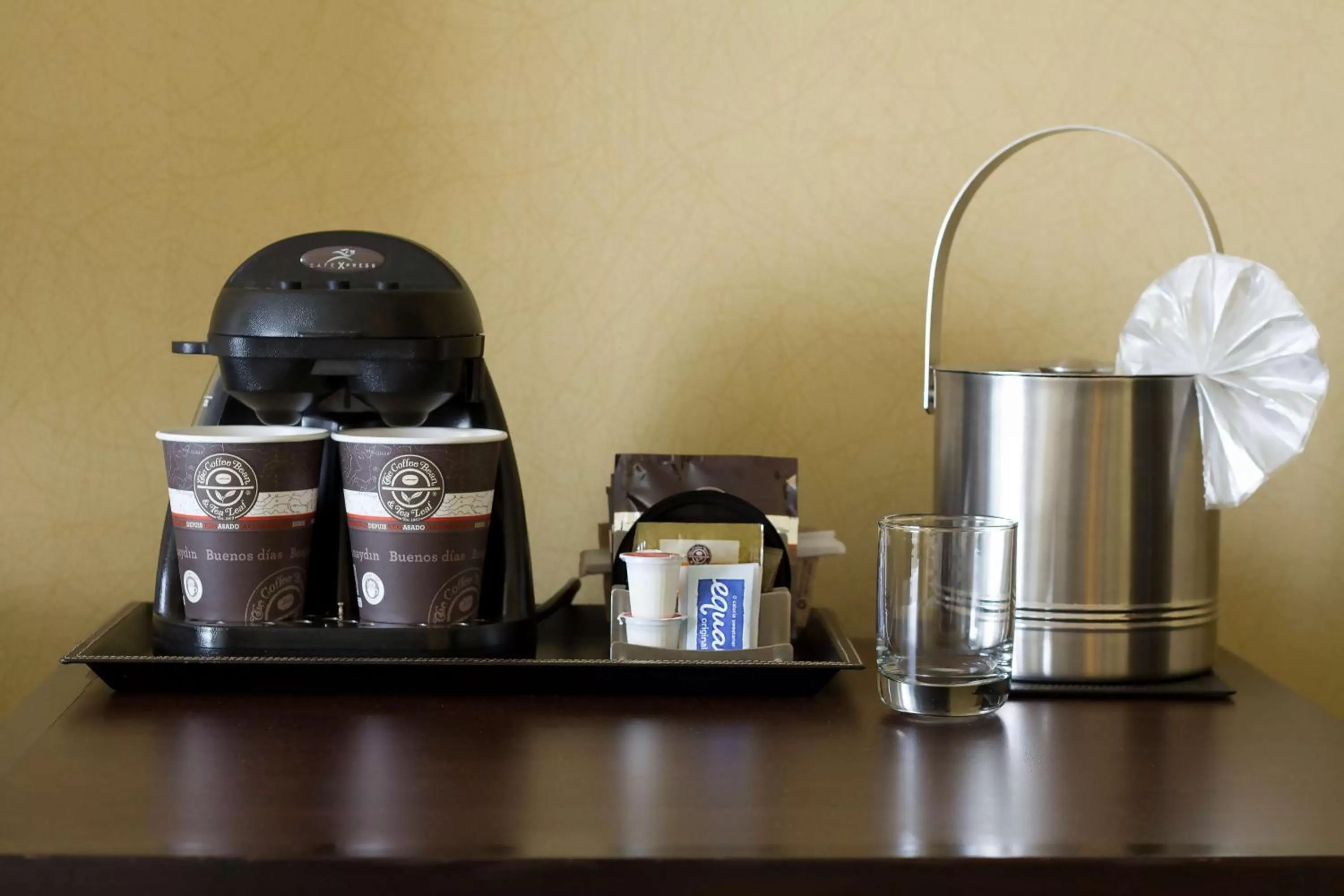 Photo of the whole room, Coffee/Tea Facilities in DoubleTree by Hilton Orange County Airport