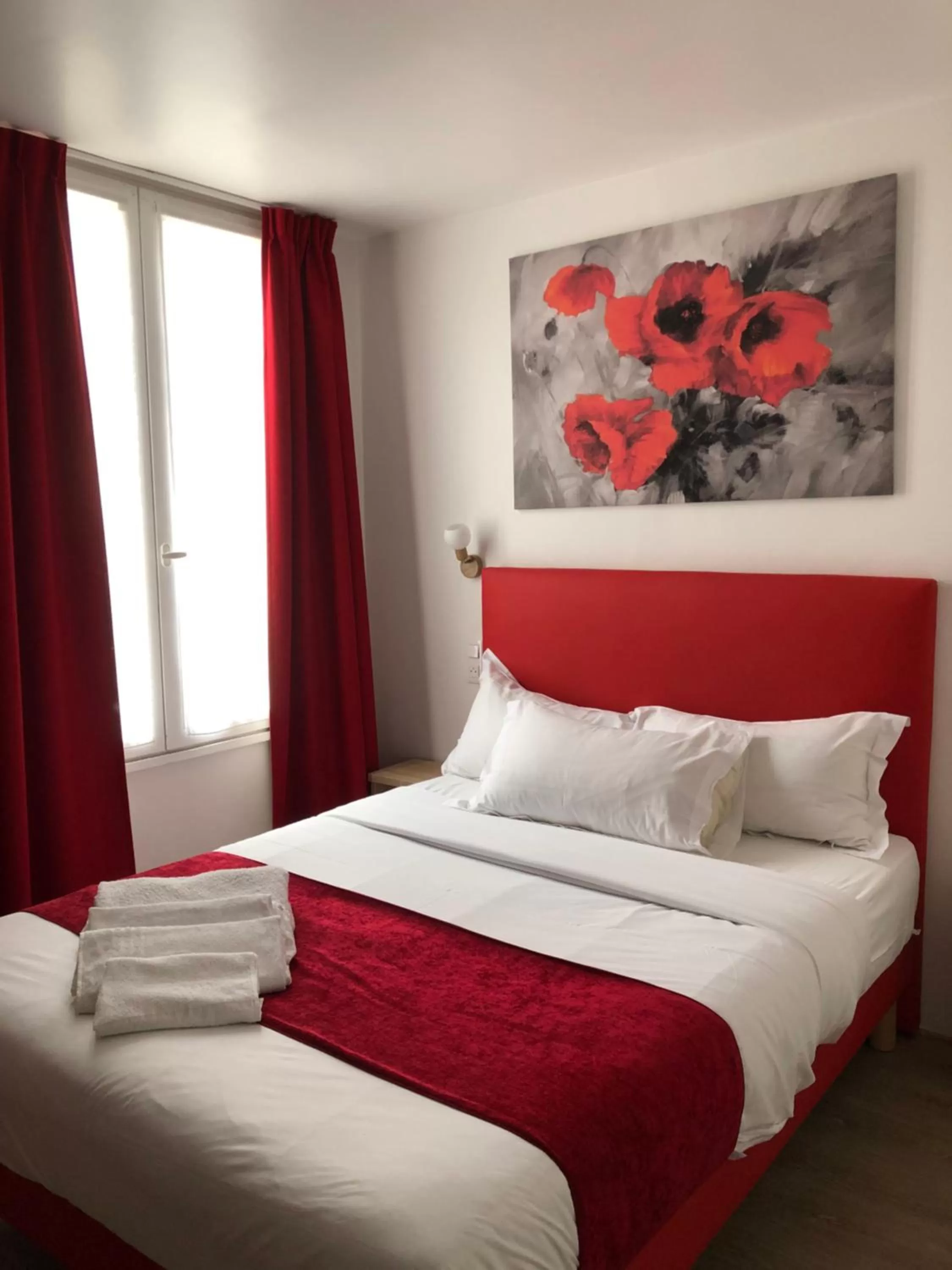 Bed in Hôtel de Bordeaux