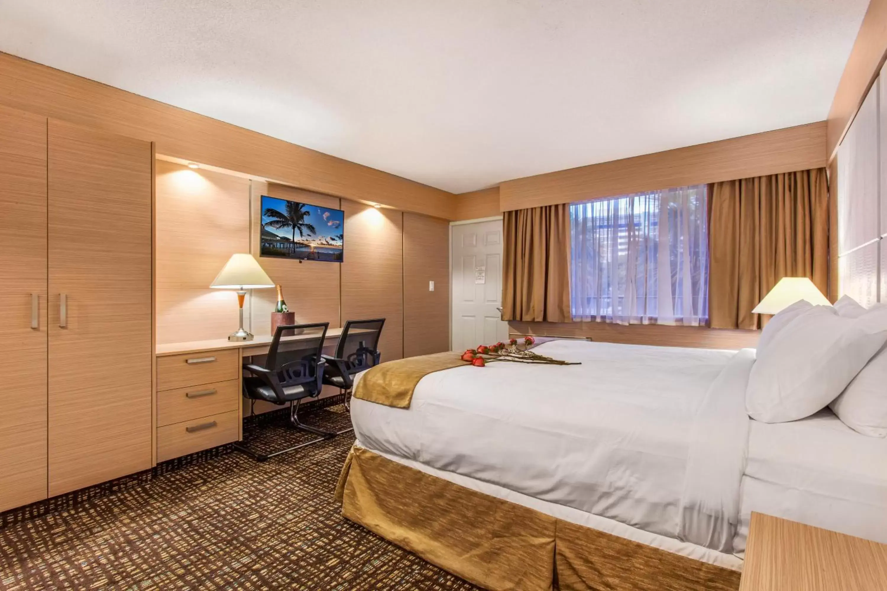 Deluxe King Room with Kitchenette in Ocean Beach Club Deluxe King Room with Kitchenette in Ocean Beach Club