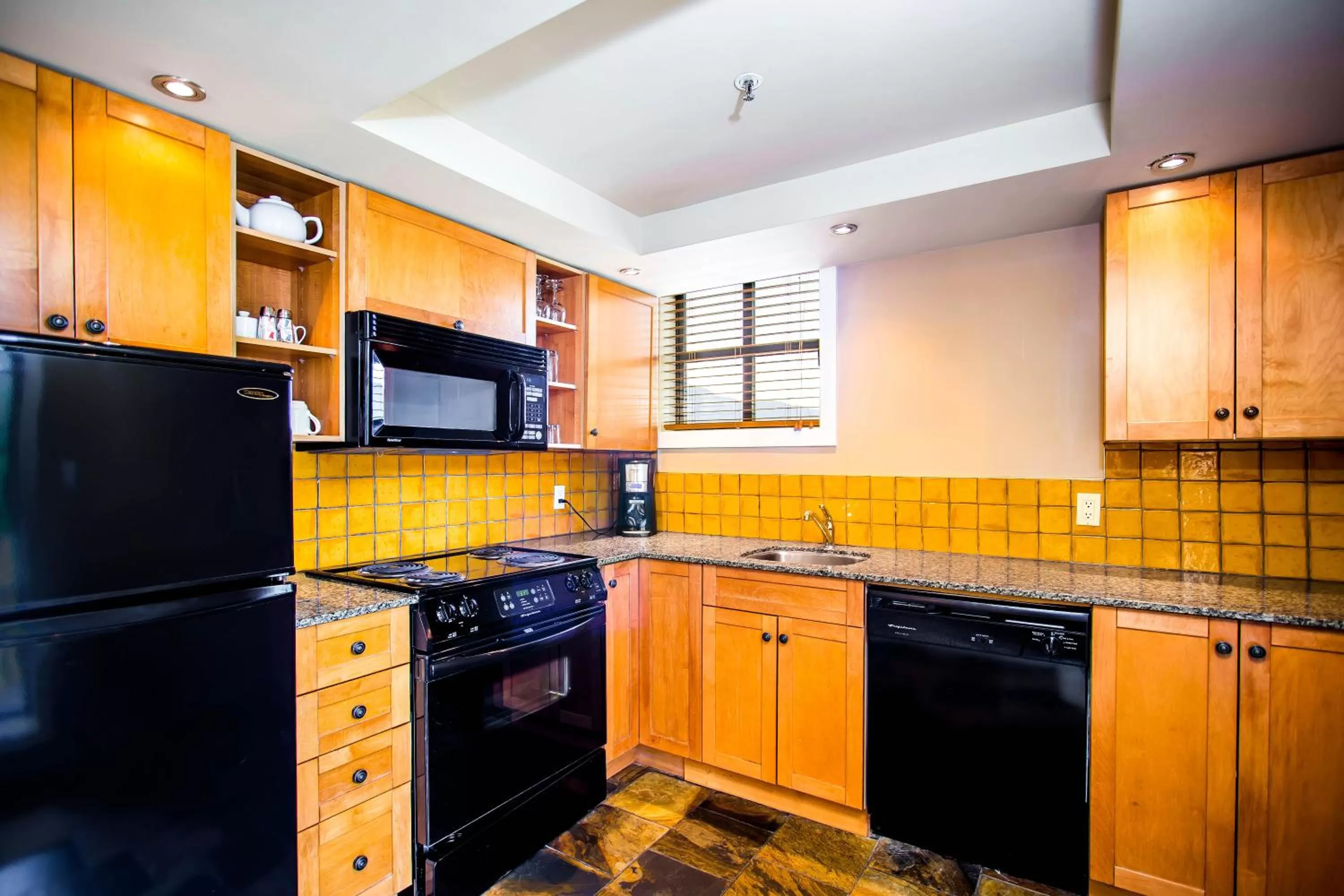 Kitchen or kitchenette in Sundial Hotel