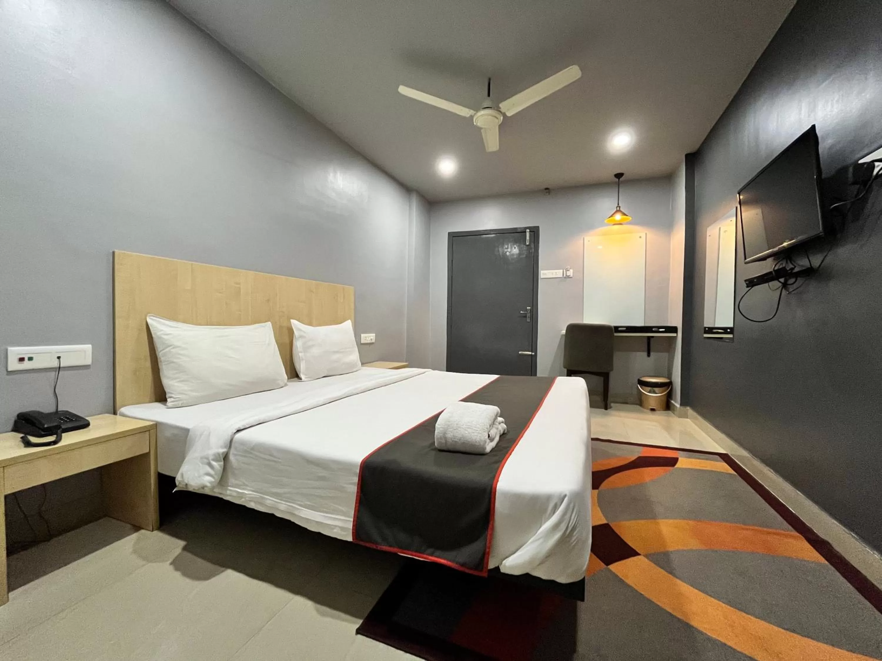 Communal lounge/ TV room, Bed in RJB Grand