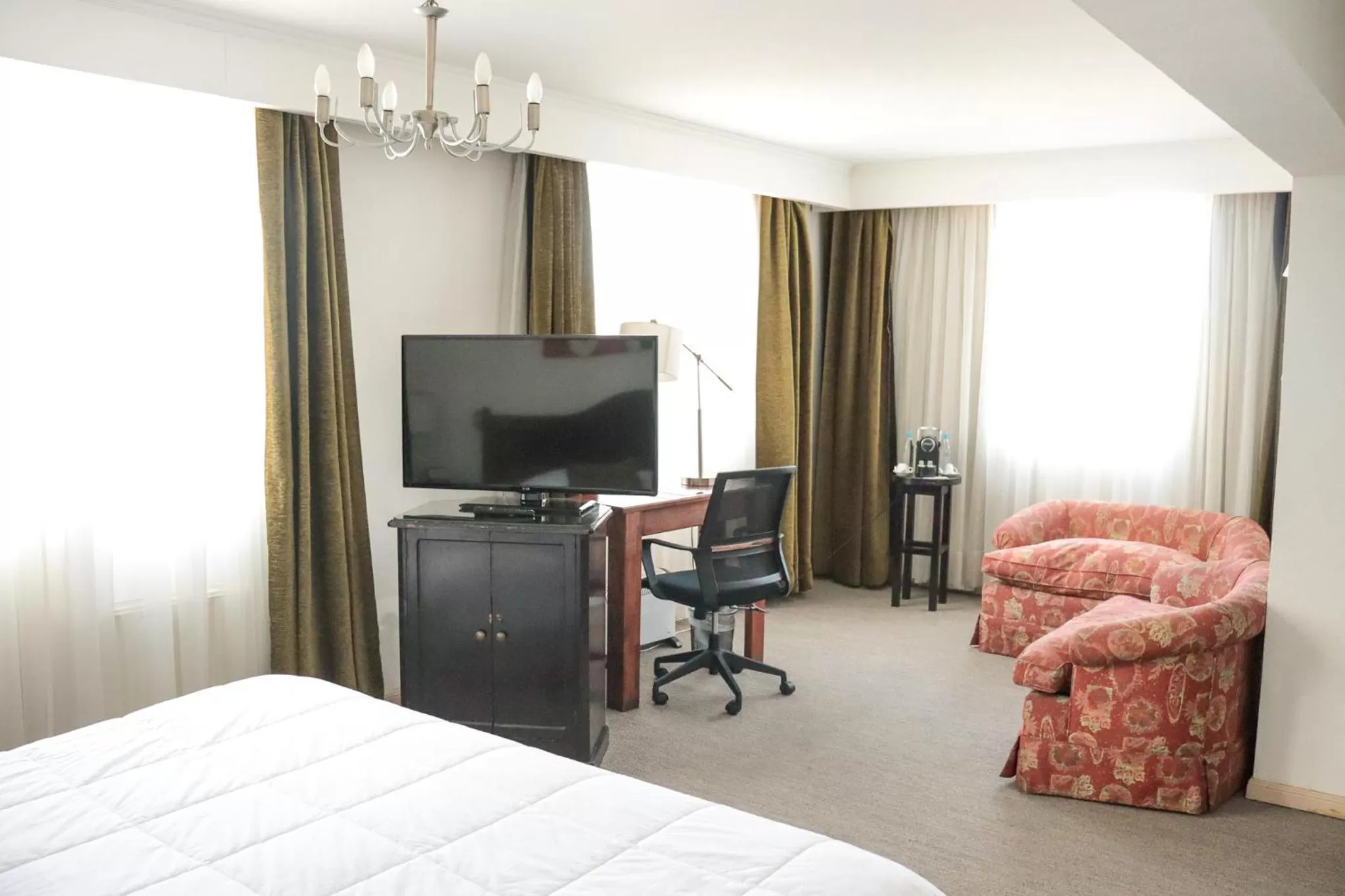 Bed, TV/Entertainment Center in Hotel Terrano Concepción