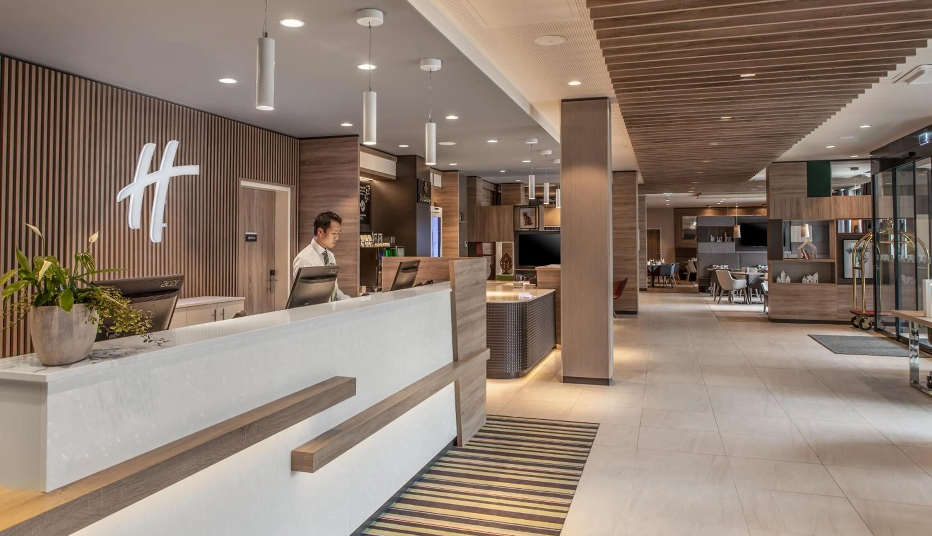 Property building, Lobby/Reception in Holiday Inn Munich - City East, an IHG Hotel